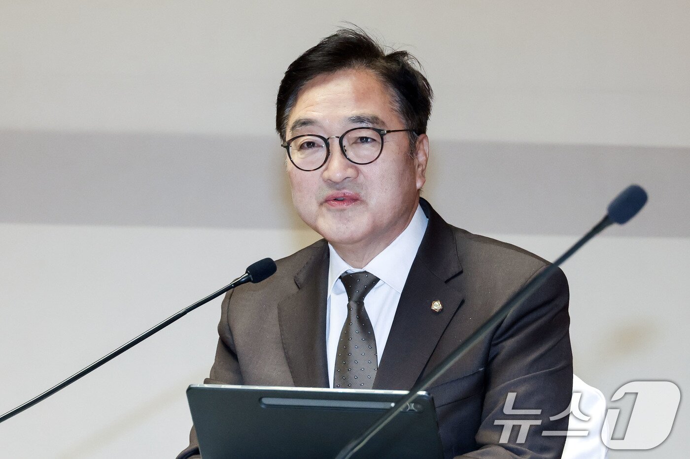 본문 이미지 - 우원식 국회의장이 20일 오후 서울 여의도 국회 사랑재에서 열린 국정 안정을 위한 국회-정부 국정협의회 첫 회의에서 모두 발언을 하고 있다. 2025.2.20/뉴스1 ⓒ News1 국회사진취재단