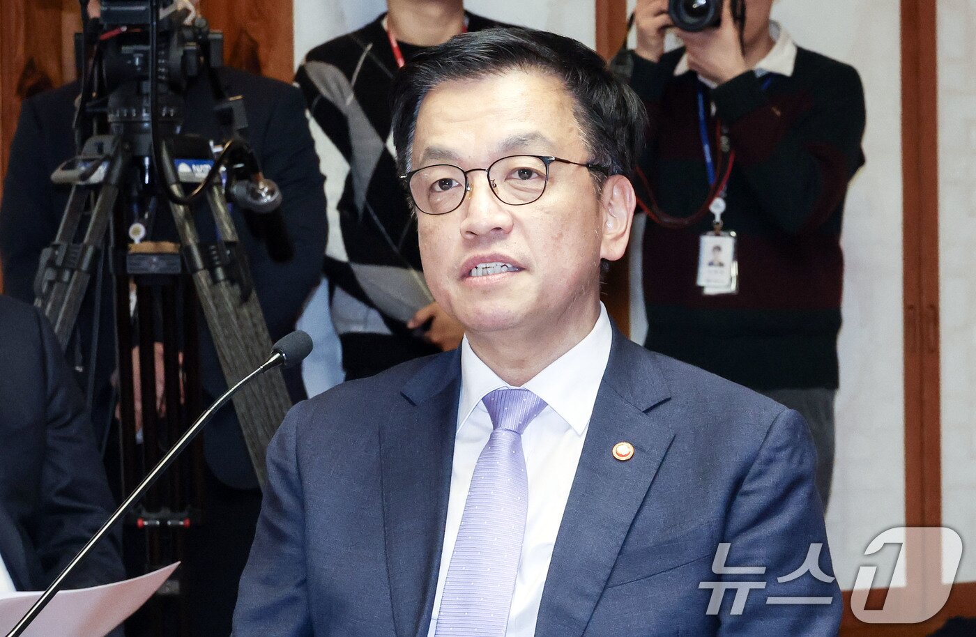 본문 이미지 - 최상목 대통령 권한대행 부총리 겸 기획재정부 장관이 20일 오후 서울 여의도 국회 사랑재에서 열린 국정 안정을 위한 국회-정부 국정협의회 첫 회의에서 모두 발언을 하고 있다. 2025.2.20/뉴스1 ⓒ News1 국회사진취재단