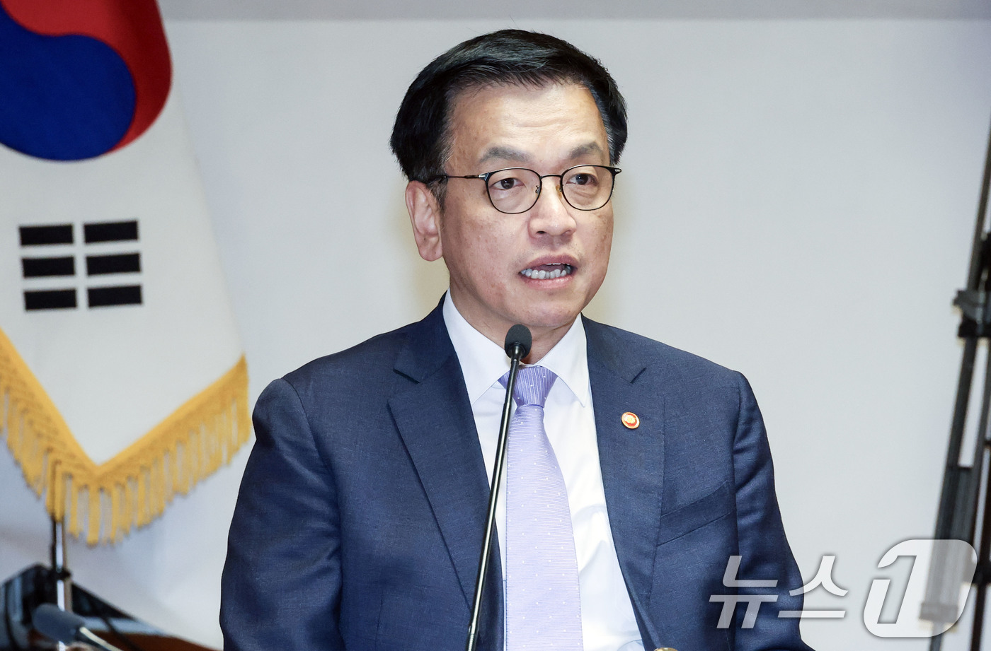 (서울=뉴스1) 국회사진취재단 = 최상목 대통령 권한대행 부총리 겸 기획재정부 장관이 20일 오후 서울 여의도 국회 사랑재에서 열린 국정 안정을 위한 국회-정부 국정협의회 첫 회의 …