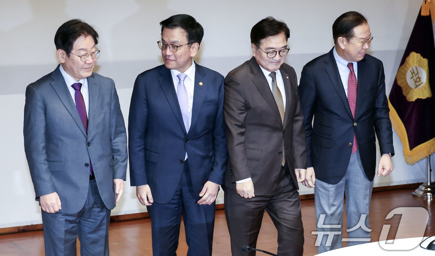 본문 이미지 - 이재명 더불어민주당 대표(왼쪽부터), 최상목 대통령 권한대행 부총리 겸 기획재정부 장관, 우원식 국회의장, 권영세 국민의힘 비상대책위원장이 20일 오후 서울 여의도 국회 사랑재에서 열린 국정 안정을 위한 국회-정부 국정협의회에 참석해 기념 촬영을 마친 뒤 자리로 향하고 있다. 2025.2.20/뉴스1 ⓒ News1 국회사진취재단