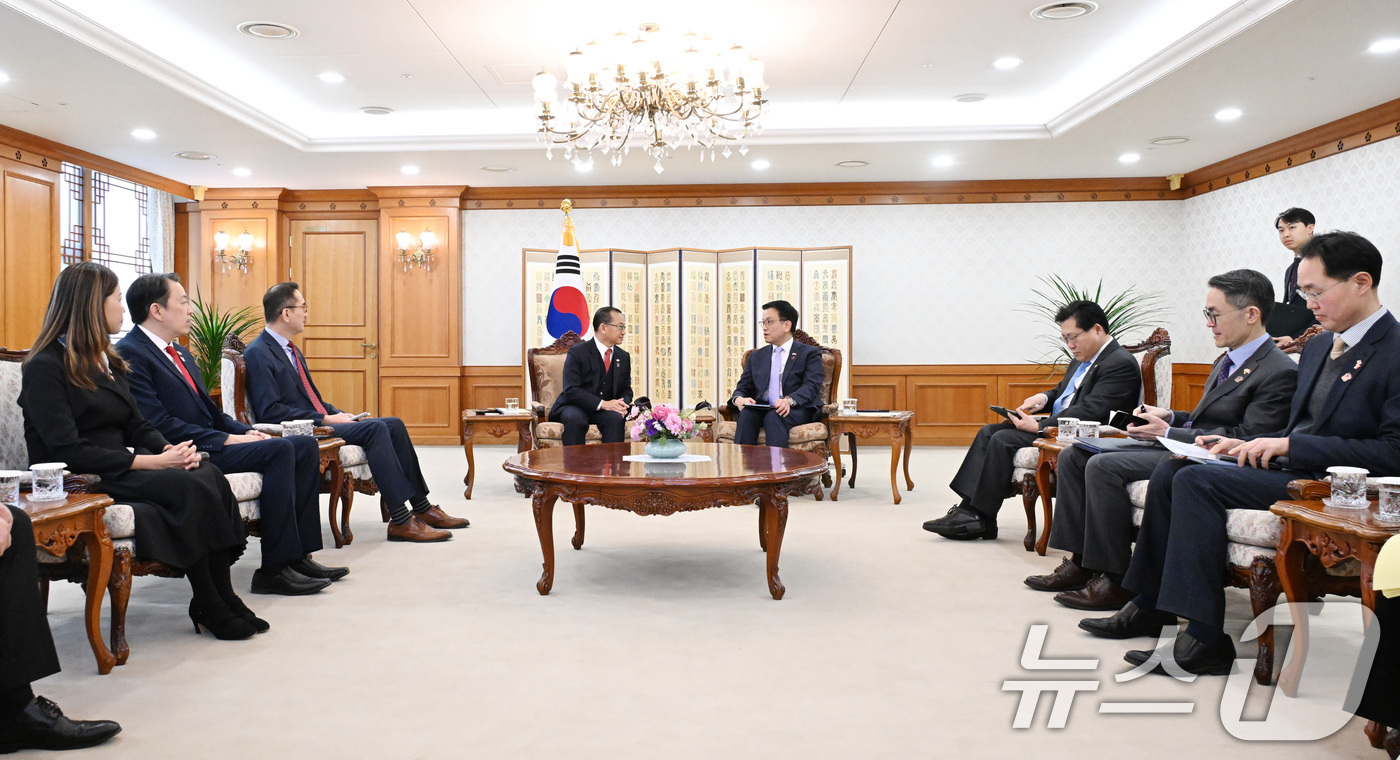 (서울=뉴스1) = 최상목 대통령 권한대행 부총리 겸 기획재정부 장관이 2월 20일 서울 종로구 정부서울청사에서 시아 키앤 펭 싱가포르 국회의장을 접견하고 있다. (기획재정부 제공 …