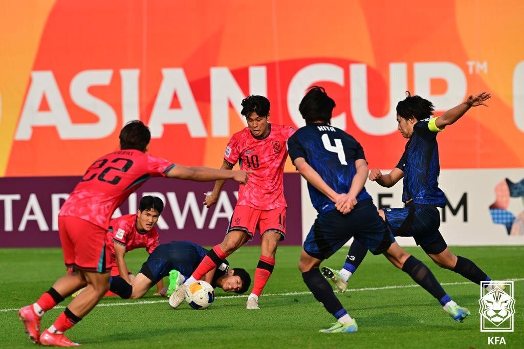 본문 이미지 - 김태원&#40;10번&#41;이 20일 열린 한국과 일본의 2025 AFC U20 아시안컵 조별리그 D조 최종전에서 후반 46분 동점 골을 터뜨렸다. &#40;대한축구협회 제공&#41;