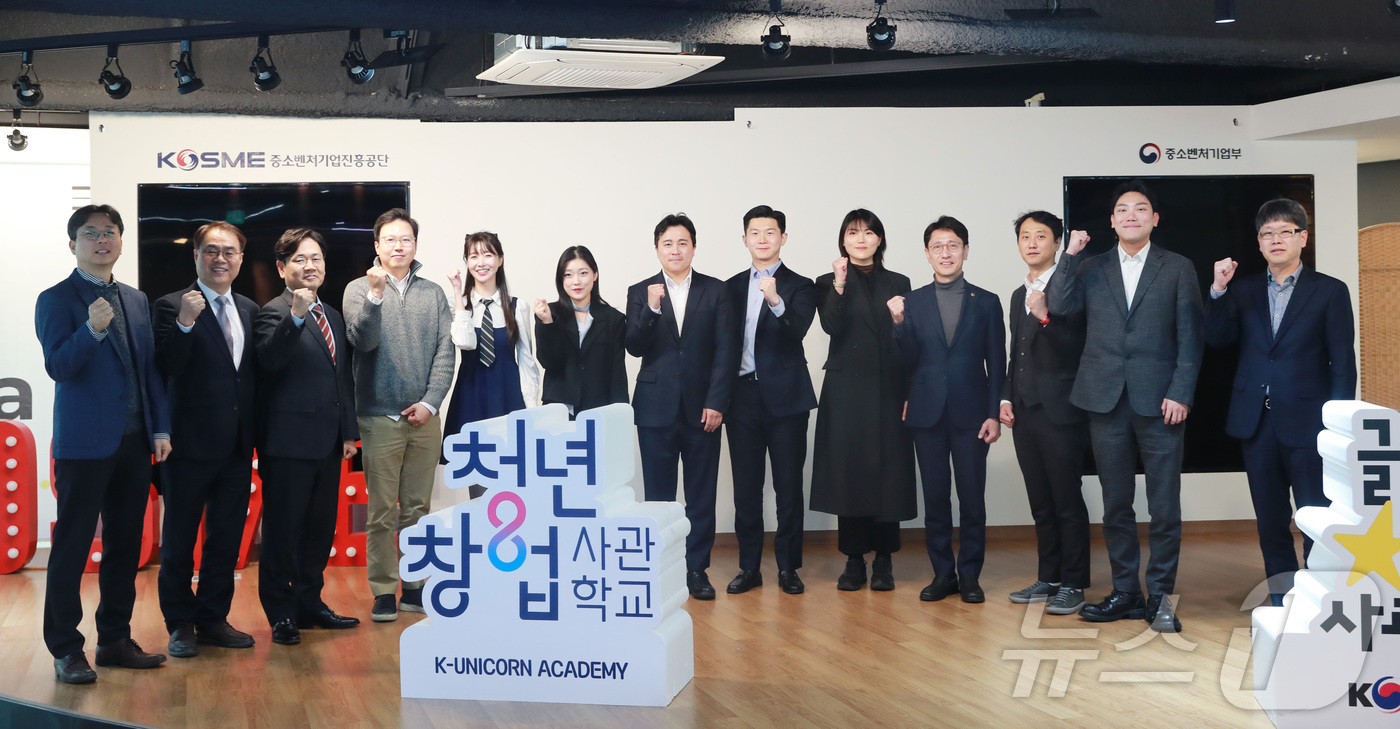 (서울=뉴스1) = 김윤상 기획재정부 차관이 20일 오후 서울 양천구 서울청년창업사관학교에서 청년 창업가와 기념촬영을 하고 있다. (기획재정부 제공. 재판매 및 DB 금지) 202 …