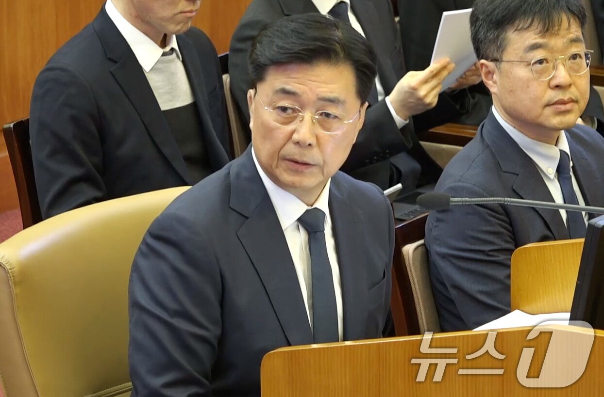 본문 이미지 - 홍장원 전 국가정보원 제1차장이 20일 서울 종로구 헌법재판소 대심판정에서 열린 윤석열 대통령 탄핵심판 10차 변론에서 증인으로 출석해 발언하고 있다. &#40;헌법재판소 제공. 재판매 및 DB 금지&#41; 2025.2.20/뉴스1