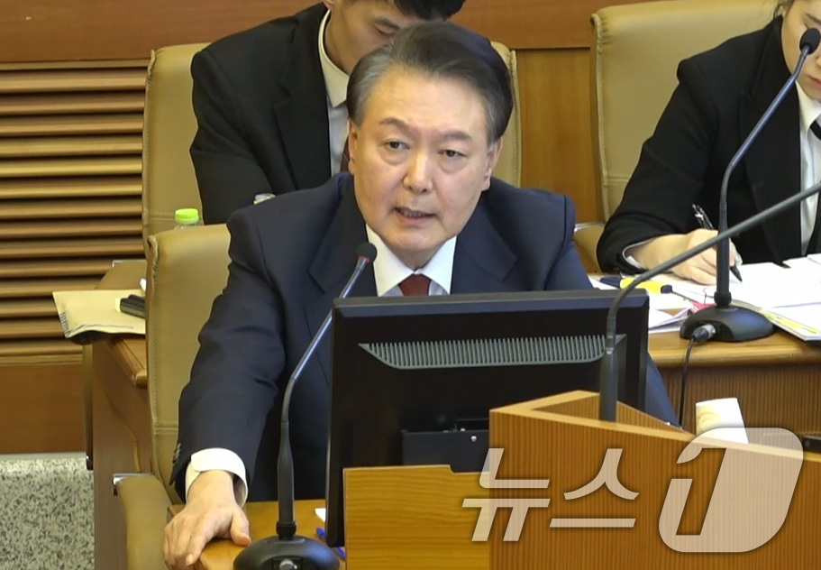 (서울=뉴스1) = 윤석열 대통령이 20일 서울 종로구 헌법재판소 대심판정에서 열린 탄핵심판 10차 변론에서 발언하고 있다. (헌법재판소 제공. 재판매 및 DB 금지) 2025.2 …