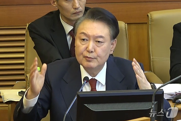 (서울=뉴스1) = 윤석열 대통령이 20일 서울 종로구 헌법재판소 대심판정에서 열린 탄핵심판 10차 변론에서 발언하고 있다. (헌법재판소 제공. 재판매 및 DB 금지) 2025.2 …