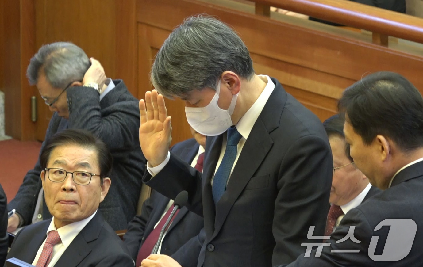 (서울=뉴스1) = 조지호 경찰청장이 20일 서울 종로구 헌법재판소 대심판정에서 열린 윤석열 대통령 탄핵심판 10차 변론에서 증인으로 출석해 선서를 하고 있다. (헌법재판소 제공. …