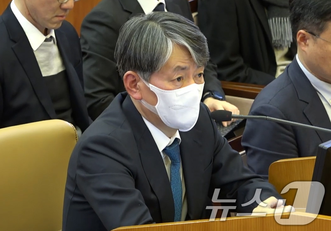 (서울=뉴스1) = 조지호 경찰청장이 20일 서울 종로구 헌법재판소 대심판정에서 열린 윤석열 대통령 탄핵심판 10차 변론에서 증인으로 출석해 발언하고 있다. (헌법재판소 제공. 재 …