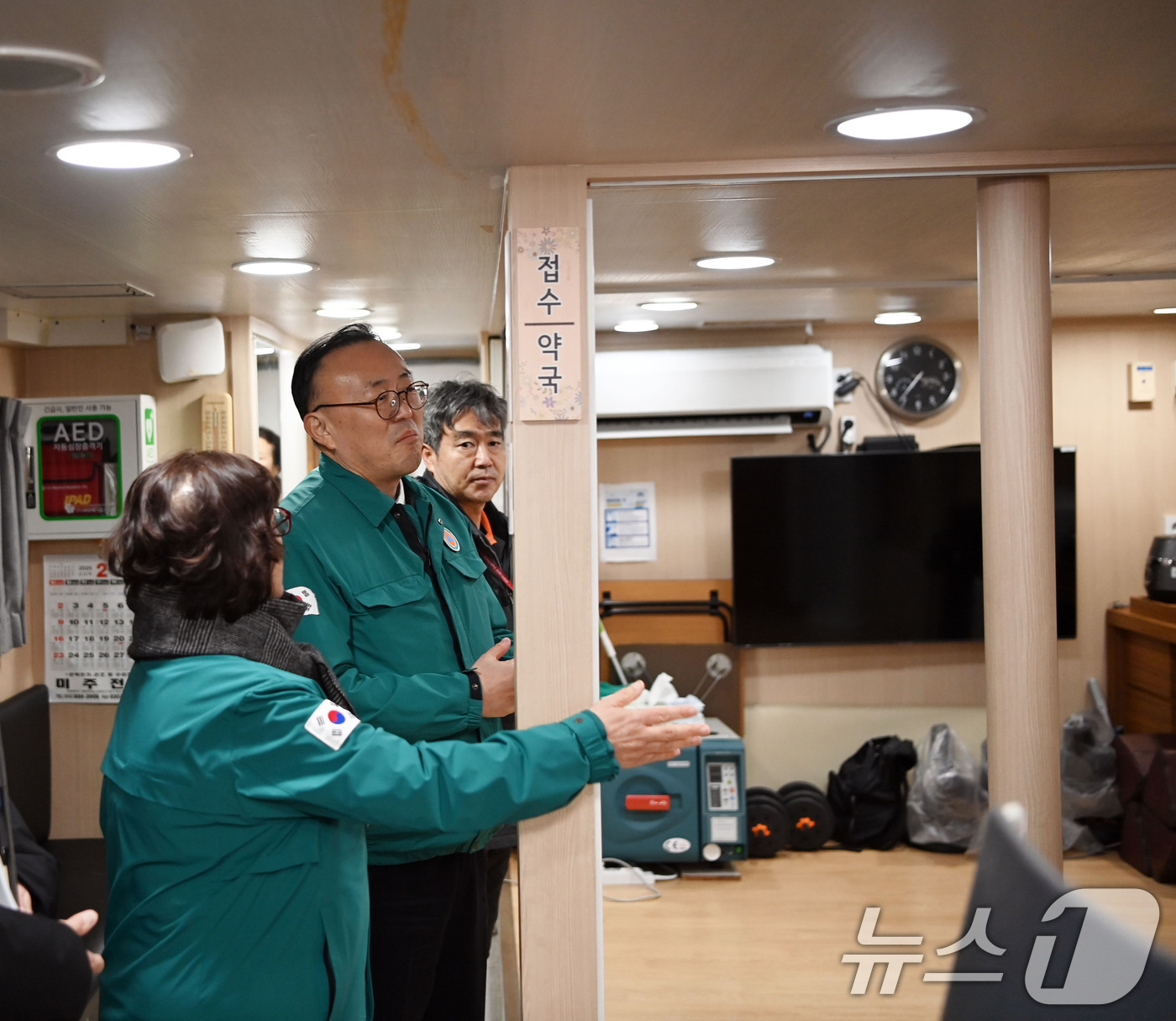 (서울=뉴스1) = 이한경 행정안전부 재난안전관리본부장이 20일 인천항 병원선 정박지 부두를 찾아 지난 25년간 도서지역을 돌며 의료서비스를 제공하고 있는 '인천531호' 병원선 …