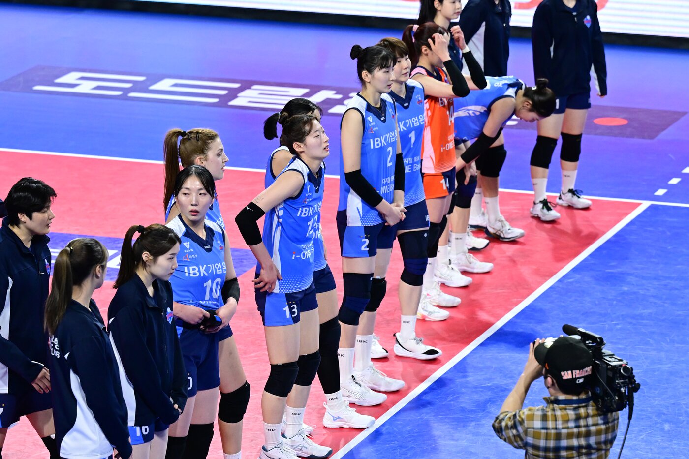 본문 이미지 - IBK기업은행은 20일 열린 204-25 도드람 V리그 여자부 5라운드 홈 경기에서 한국도로공사에 0-3으로 졌다. (KOVO 제공)