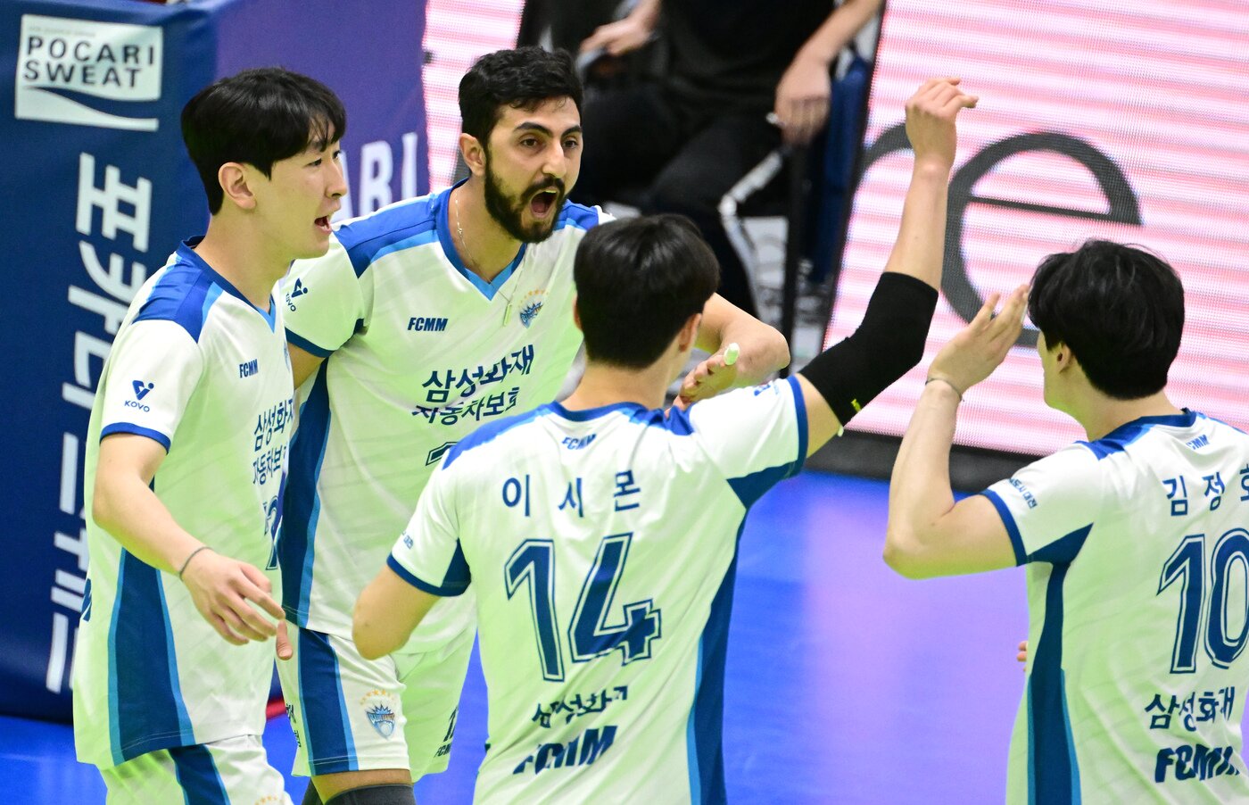 본문 이미지 - 기뻐하는 삼성화재 선수들. (KOVO 제공)