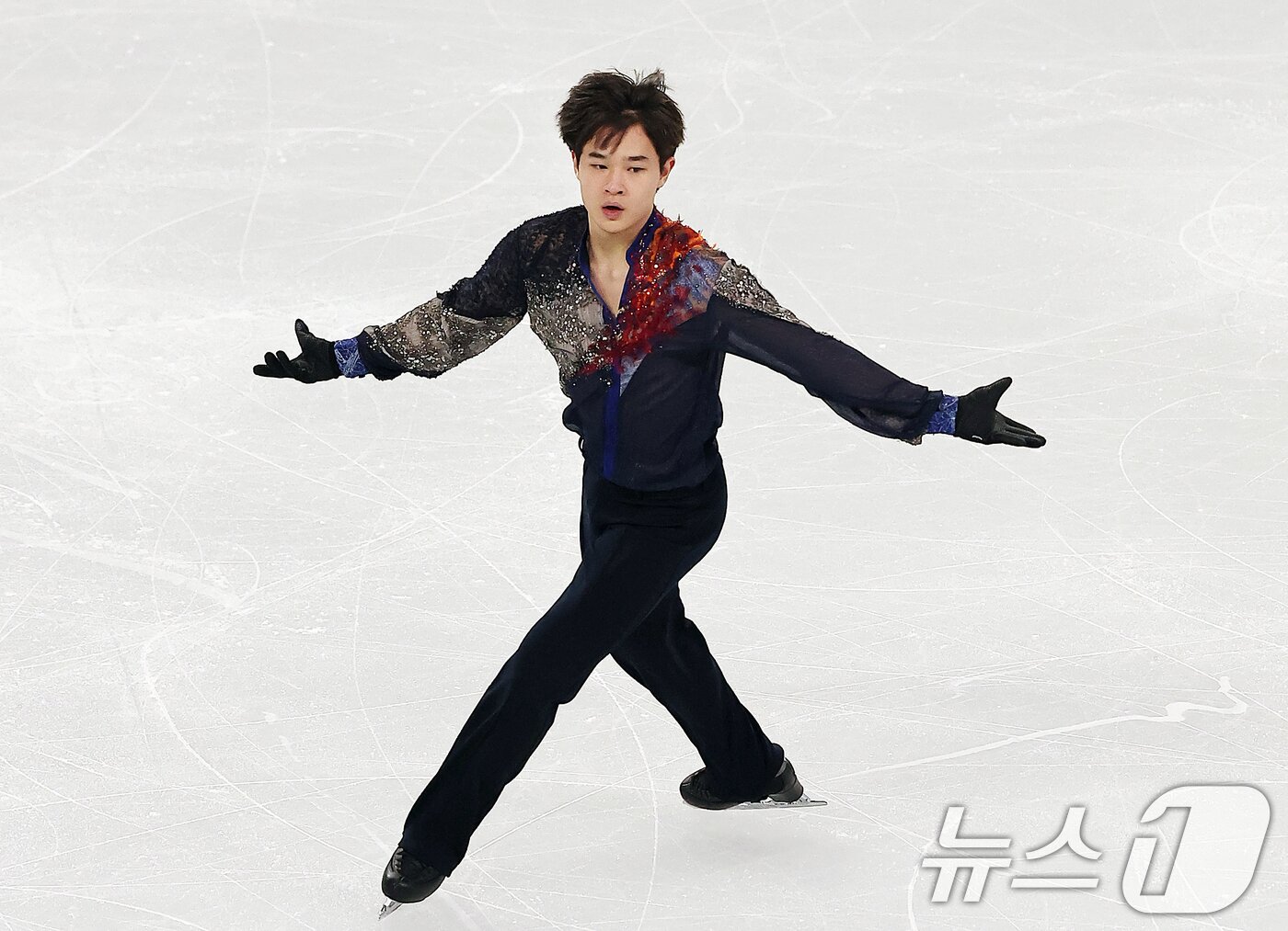 본문 이미지 - 피겨 김현겸이 20일 오후 서울 양천구 목동 아이스링크에서 열린 2025 ISU 사대륙 피겨스케이팅 선수권대회 남자 싱글 쇼트 프로그램에서 멋진 연기를 선보이고 있다. 2025.2.20/뉴스1 ⓒ News1 김진환 기자