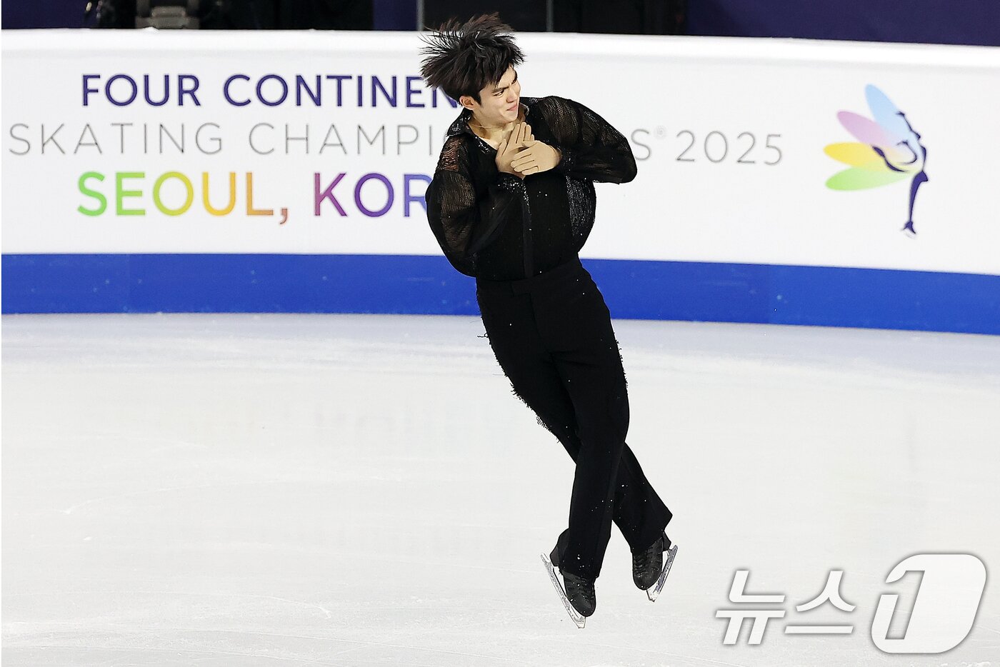 본문 이미지 - 피겨 차준환이 20일 오후 서울 양천구 목동 아이스링크에서 열린 2025 ISU 사대륙 피겨스케이팅 선수권대회 남자 싱글 쇼트 프로그램에서 멋진 연기를 선보이고 있다. 2025.2.20/뉴스1 ⓒ News1 김진환 기자