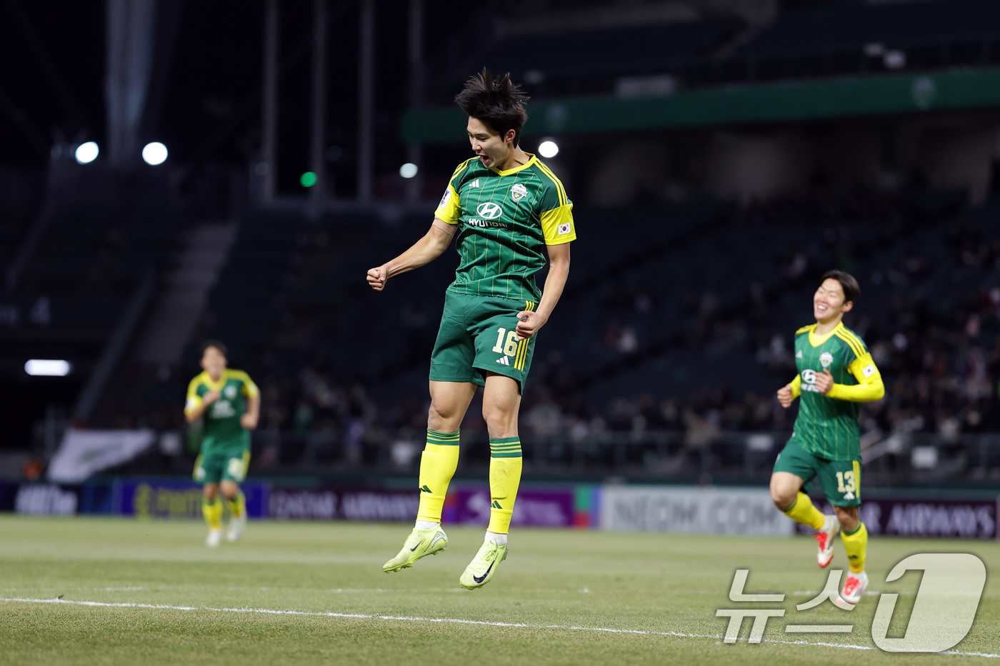 (서울=뉴스1) = 전북 현대 박재용이 20일 전북 전주월드컵경기장에서 열린 2024-25 아시아축구연맹 챔피언스리그2 16강 2차전 전북현대와 포트FC와의 경기에서 선제골을 넣은 …