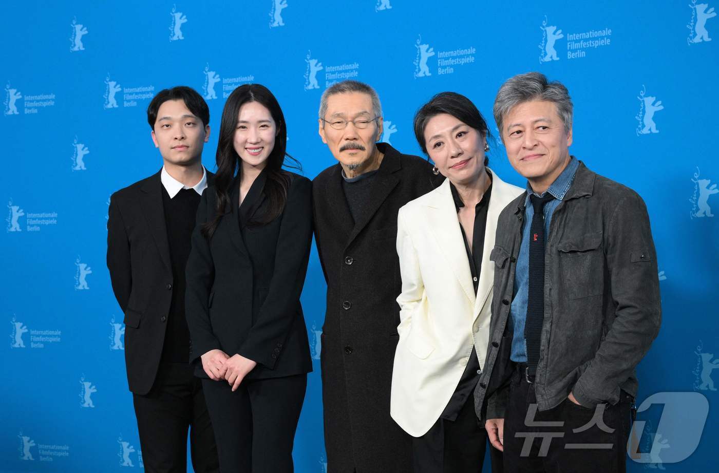 본문 이미지 - '그 자연이 네게 뭐라고 하니' 하성국 강소이 홍상수 감독 조윤희 권해효(왼쪽부터) ⓒ AFP=뉴스1