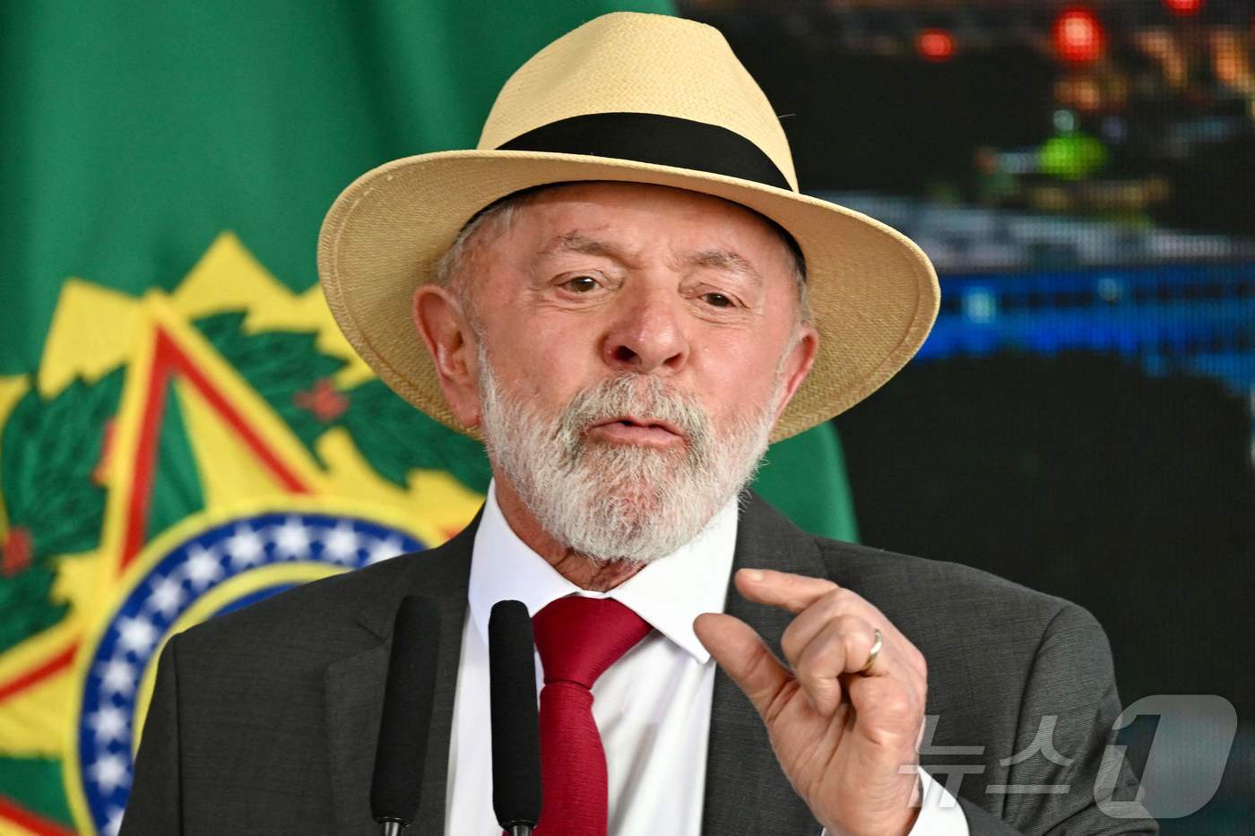 (AFP=뉴스1) 김경민 기자 = 루이스 이나시우 룰라 다시우바 브라질 대통령이 2025년 1월 8일 민주주의 수호 행사에서 연설하고 있다. 2025.01.08ⓒ AFP=뉴스1