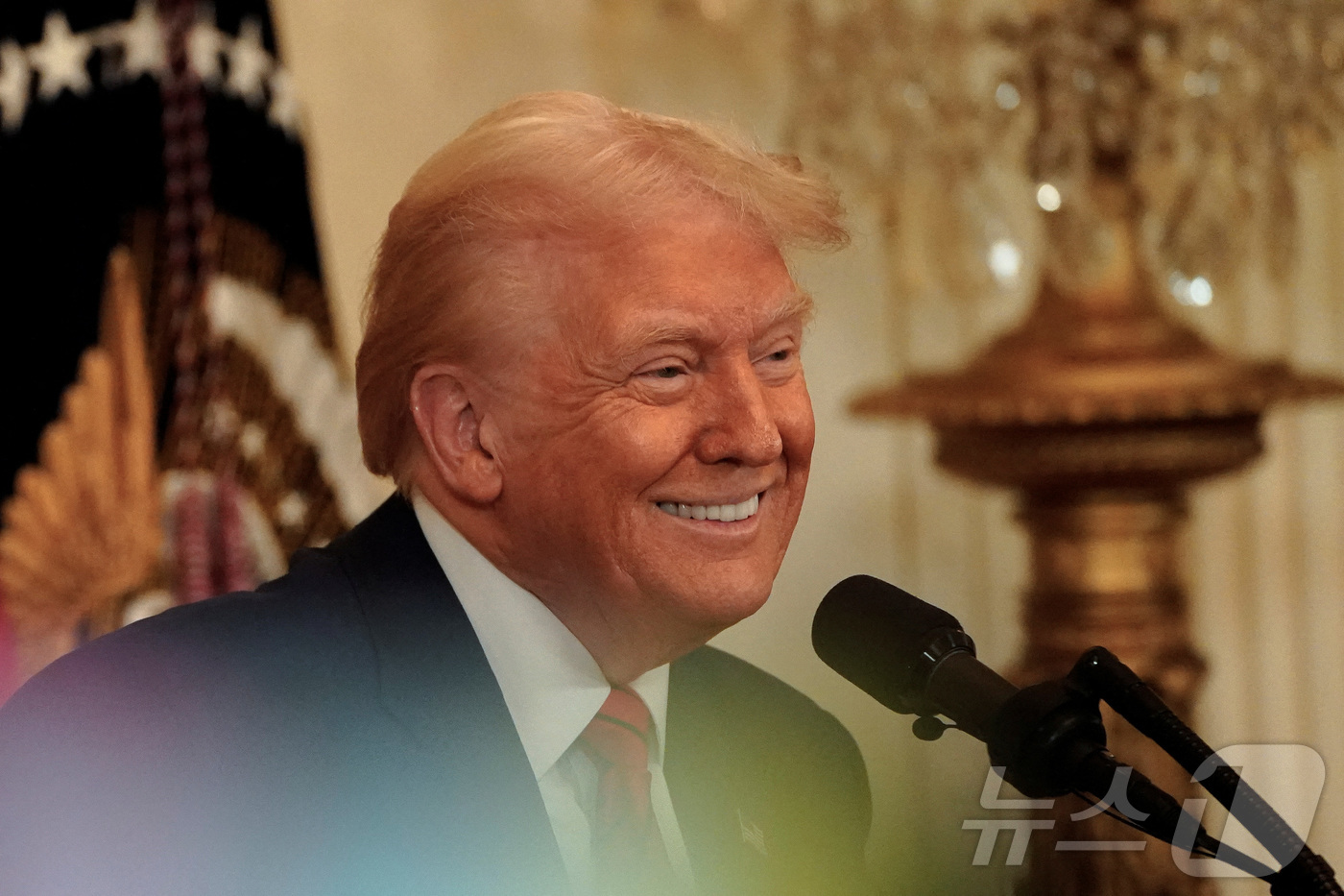 (로이터=뉴스1) 김경민 기자 = 도널드 트럼프 미국 대통령이 2025년 2월 20일 미국 워싱턴 D.C.의 백악관 이스트룸에서 열린 흑인 역사의 달을 기념하는 리셉션에서 연설하면 …