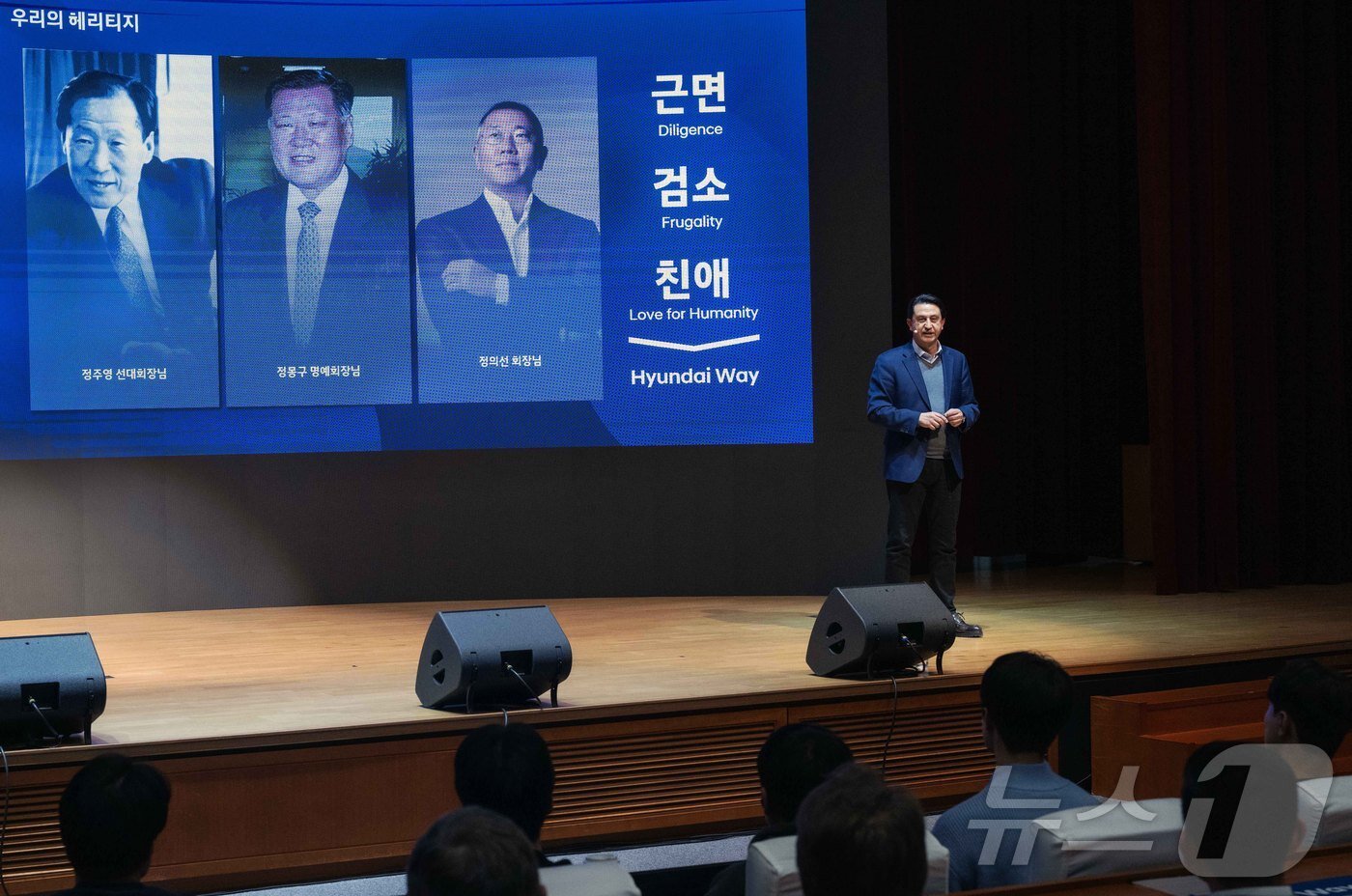 본문 이미지 - 호세 무뇨스 사장이 타운홀 미팅에서 메시지를 전달하는 모습.(현대차 제공) 