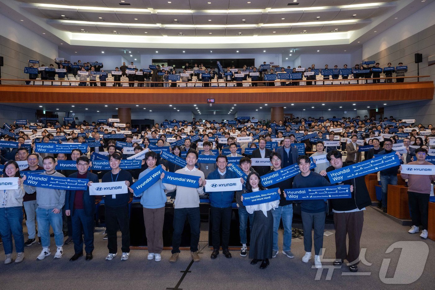 본문 이미지 - 호세 무뇨스 사장이 타운홀 미팅 후 임직원과 기념 촬영을 하는 모습.(현대차 제공) 