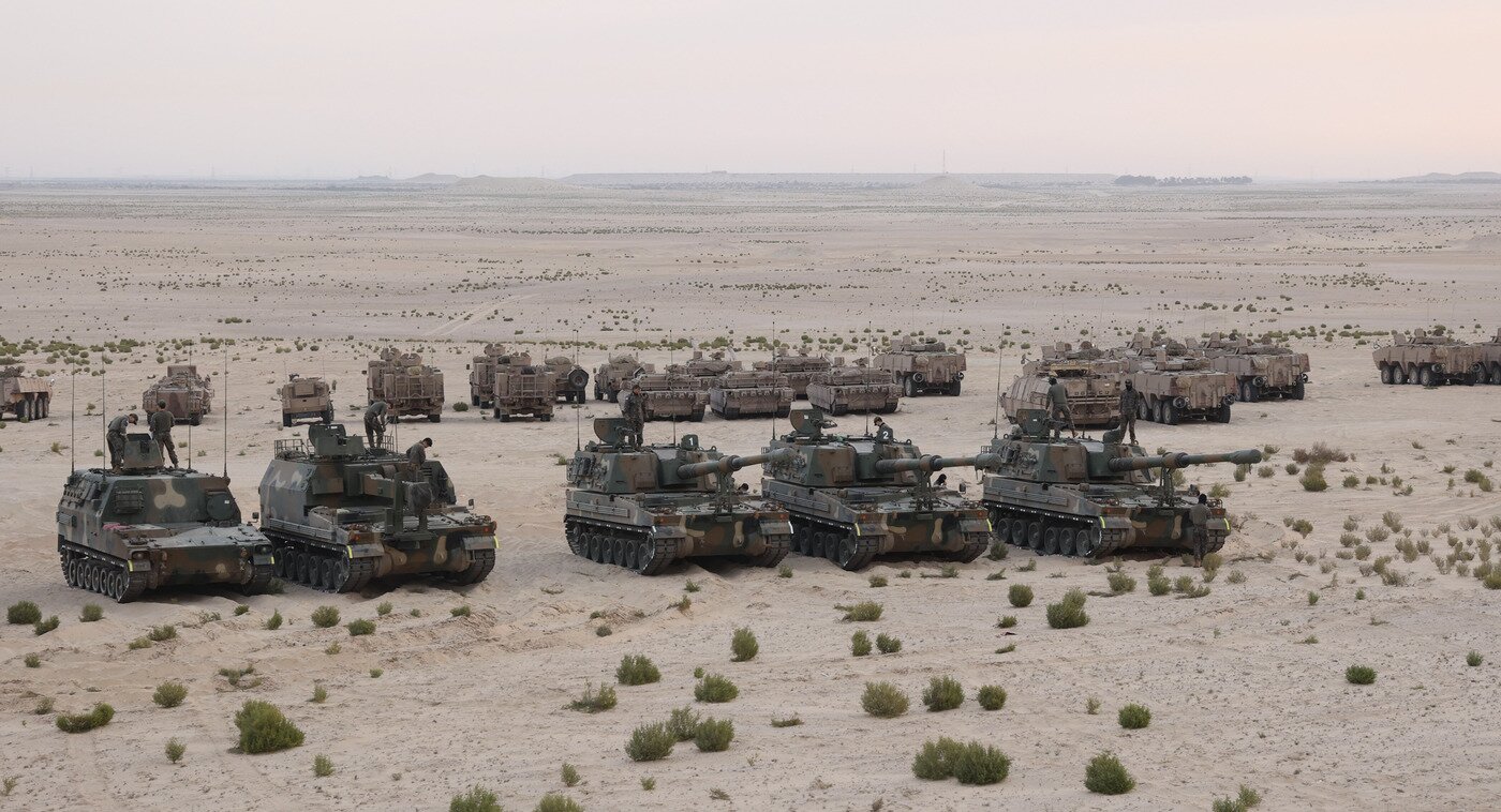 본문 이미지 - 훈련에 참가한 한국군 기계화부대(앞)와 UAE군 기계화부대(뒤)가 연합사격을 앞두고 장비를 점검하고 있다.(육군 제공)