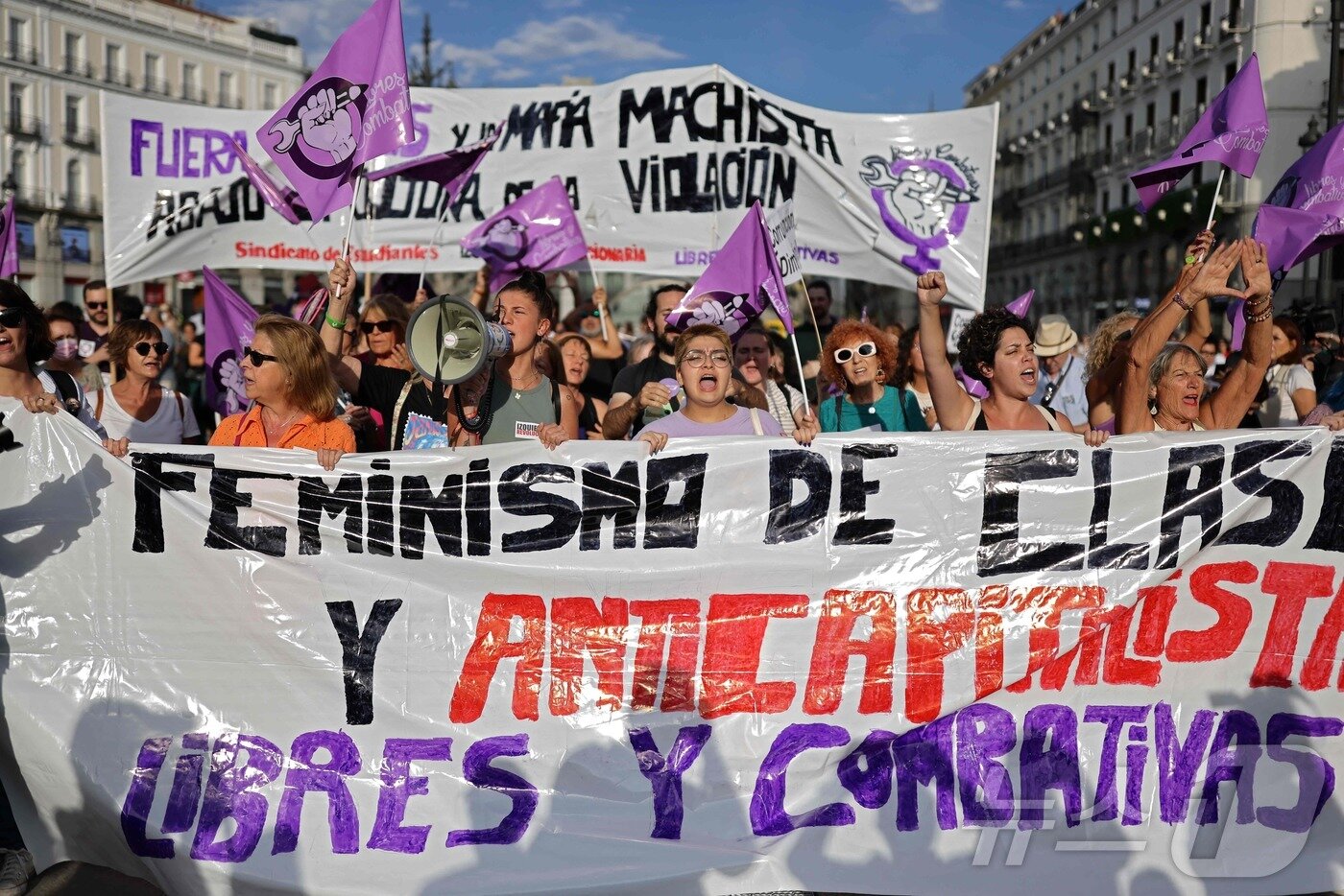 본문 이미지 - 루비알레스의 퇴진을 요구하는 스페인 여성단체의 시위ⓒ AFP=뉴스1