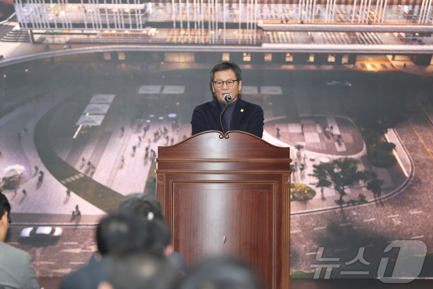 (강릉=뉴스1) 윤왕근 기자 = 김홍규 강원 강릉시장이 지난 20일 오후 강릉과학산업진흥원에서 열린 기술직 공무원 업무역량 강화 1차교육에서 참석 직원들에게 응원 메시지를 전하고 …