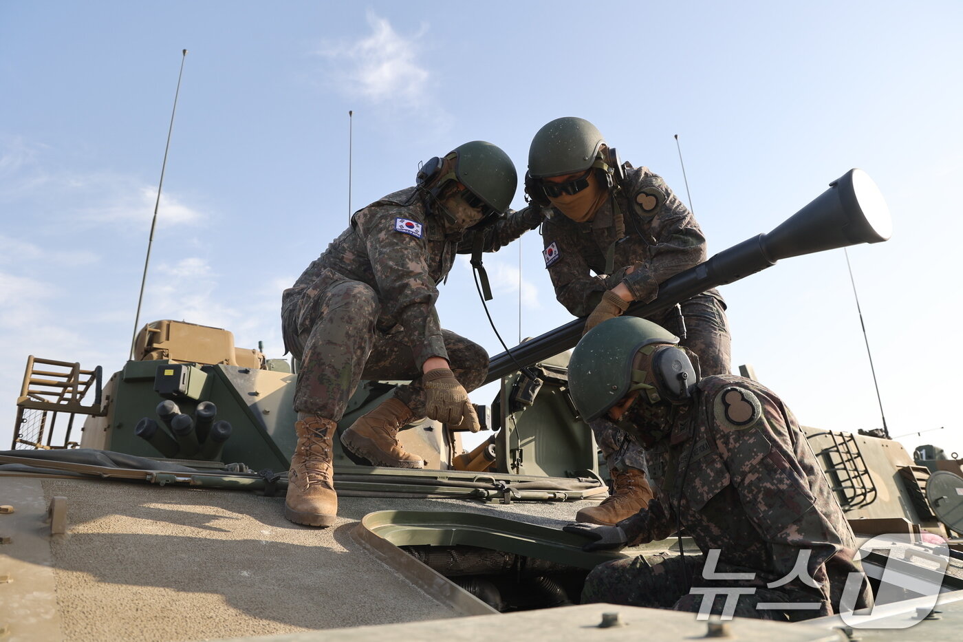 본문 이미지 - 육군은 지난 10일부터 20일까지 ‘2025년 아랍에미리트(UAE) 연합훈련 TF’가 UAE군과의 현지 연합훈련을 성공적으로 마치고 귀국길에 오른다고 21일 밝혔다. 현지연합훈련단 장병들이 UAE 알하므라 훈련장에 전개한 K21보병전투장갑차를 점검하고 있다. (육군 제공. 재판매 및 DB 금지) 2025.2.21/뉴스1