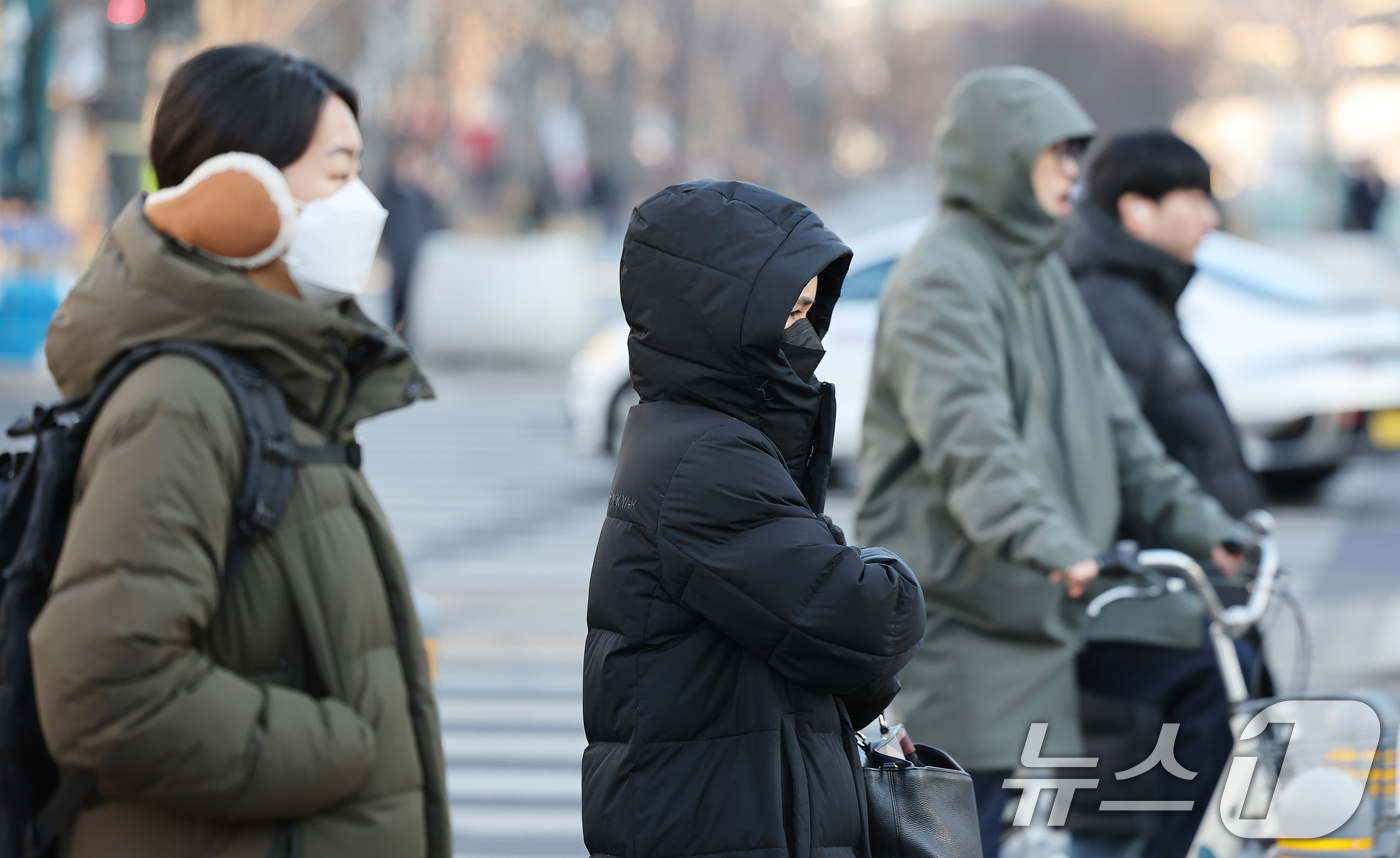 (서울=뉴스1) 장수영 기자 = 영하 10도 안팎의 추위가 이어진 21일 오전 서울 세종대로사거리에서 두꺼운 옷을 입은 시민들이 출근을 하고 있다. 2025.2.21/뉴스1