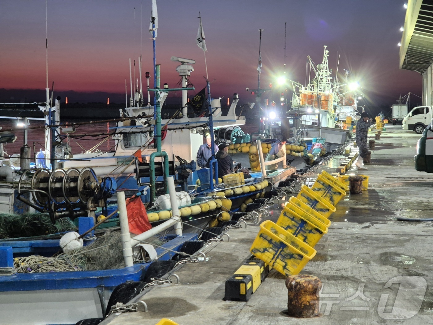 (강릉=뉴스1) 윤왕근 기자 = 강원 동해안 대표 어항(漁港)인 강릉시 주문진읍 주문진항에 조업을 마치고 온 어선들이 정박해 있다. 2025.2.21/뉴스1