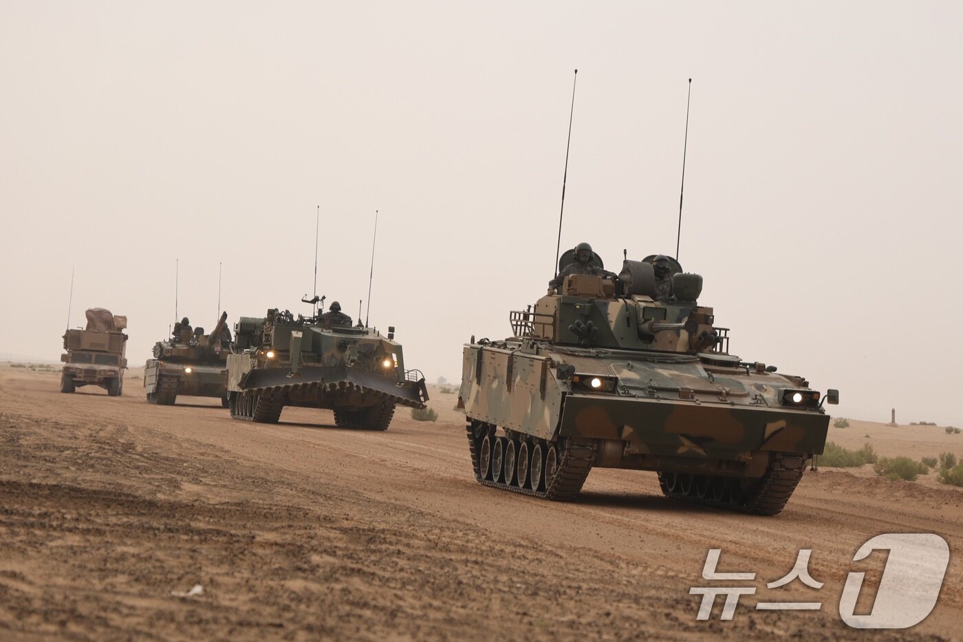 본문 이미지 - 육군은 지난 10일부터 20일까지 ‘2025년 아랍에미리트(UAE) 연합훈련 TF’가 UAE군과의 현지 연합훈련을 성공적으로 마치고 귀국길에 오른다고 21일 밝혔다. 공격작전 야외기동훈련(FTX) 간 임무를 하달받은 양국군 기계부대가 임무지역을 향해 출발하고 있다. (육군 제공. 재판매 및 DB 금지) 2025.2.21/뉴스1