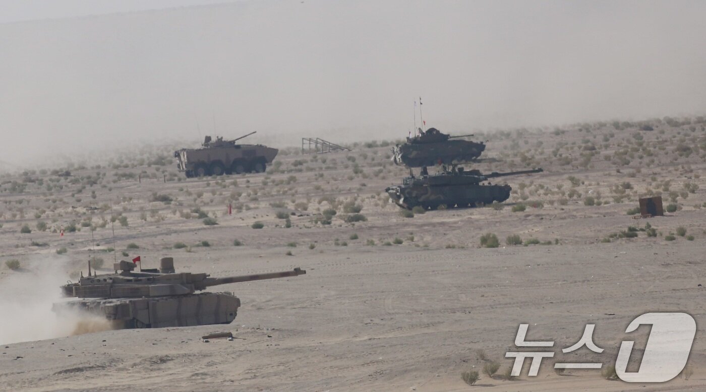 본문 이미지 - 육군은 지난 10일부터 20일까지 ‘2025년 아랍에미리트(UAE) 연합훈련 TF’가 UAE군과의 현지 연합훈련을 성공적으로 마치고 귀국길에 오른다고 21일 밝혔다. '화력 및 기동시범'에서 한국군과 UAE군의 기계화부대 전력이 사막을 기동하고 있다. (육군 제공. 재판매 및 DB 금지) 2025.2.21/뉴스1