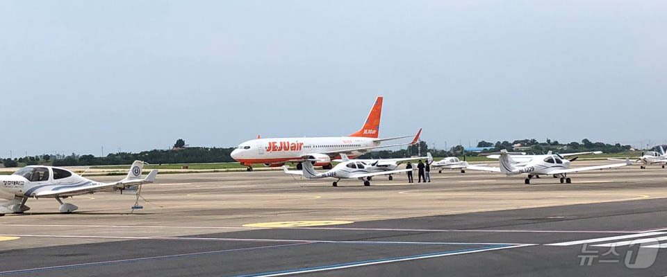 본문 이미지 - 무안국제공항에서 비행훈련하는 교육용 항공기 ⓒ News1