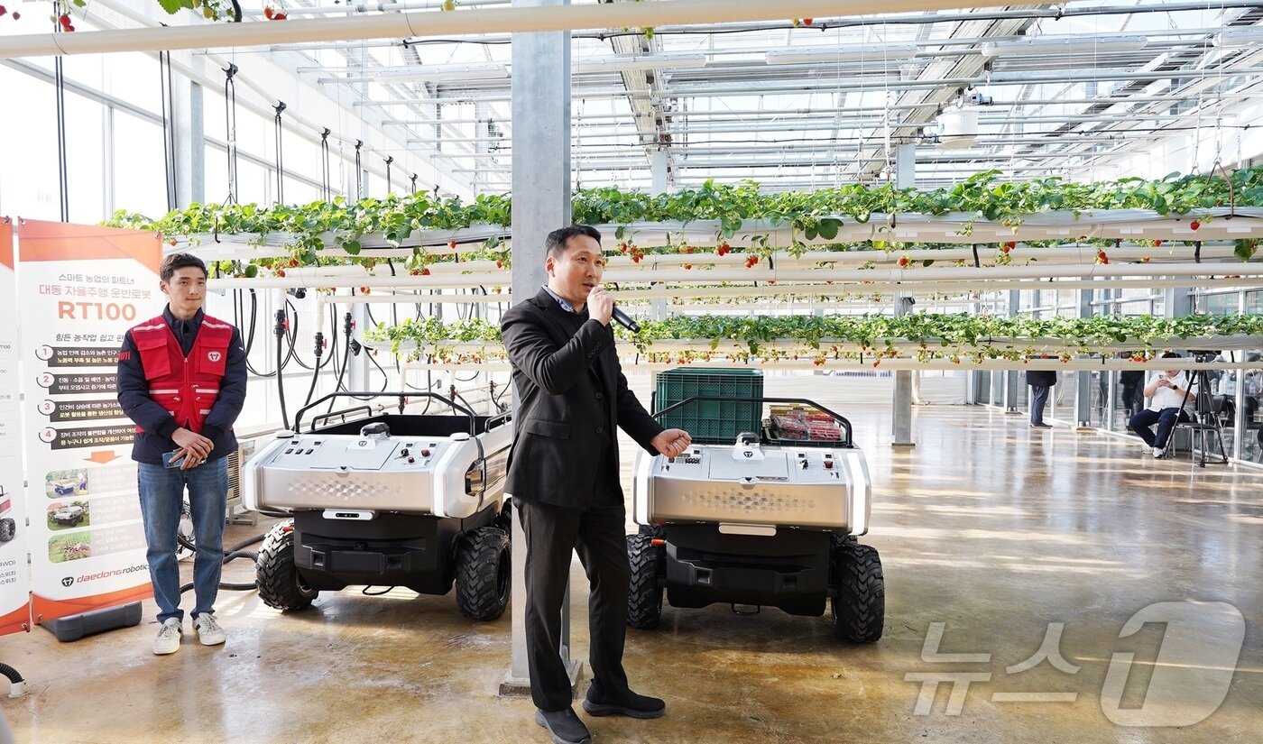 본문 이미지 - 농업 분야 로봇 도입 업무협약 체결식에서 대동로보틱스가 운반로봇을 설명하고 있다.(대동 제공)