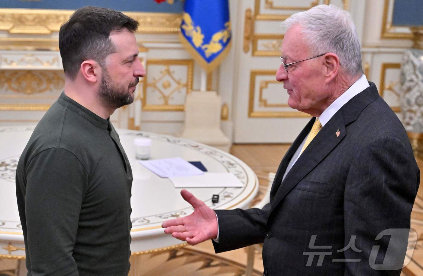 본문 이미지 - 볼로디미르 젤렌스키(왼쪽) 우크라이나 대통령, 키스 켈로그 미국의 우크라이나·러시아 특사.ⓒ AFP=뉴스1