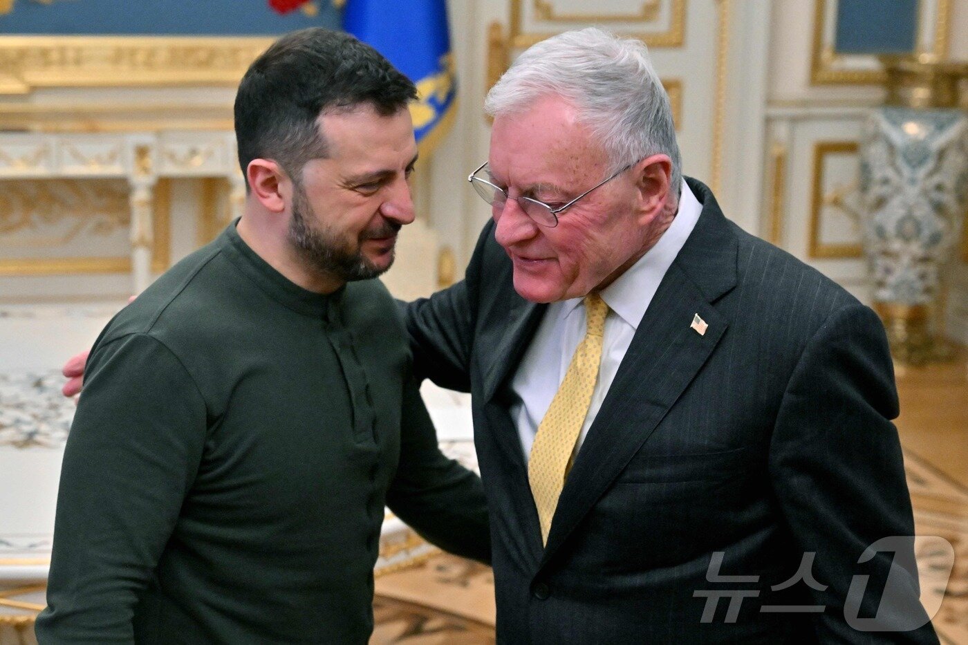 본문 이미지 - 볼로디미르 젤렌스키 우크라이나 대통령이 지난 2월 20일&#40;현지시간&#41; 키이우를 방문한 키스 켈로그 미국의 우크라이나 특사와 만나 얘기를 하고 있다. 2025.02.21 ⓒ AFP=뉴스1 ⓒ News1 우동명 기자