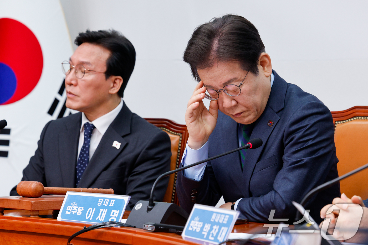 (서울=뉴스1) 안은나 기자 = 이재명 더불어민주당 대표가 21일 오전 서울 여의도 국회에서 열린 최고위원회의에 참석해 휴대전화 화면을 보며 안경을 고쳐 쓰고 있다. 2025.2. …