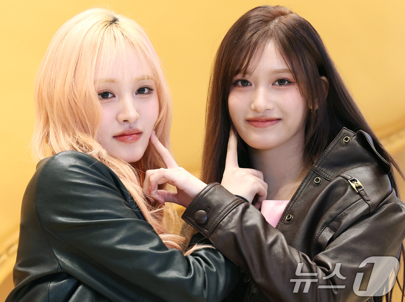 (서울=뉴스1) 권현진 기자 = 그룹 아이브의 리즈(왼쪽)와 이서가 21일 오전 서울 서초구 신세계백화점 강남점에서 열린 패션 브랜드 코치의 코치 태비샵 팝업스토어 오픈 행사에 참 …