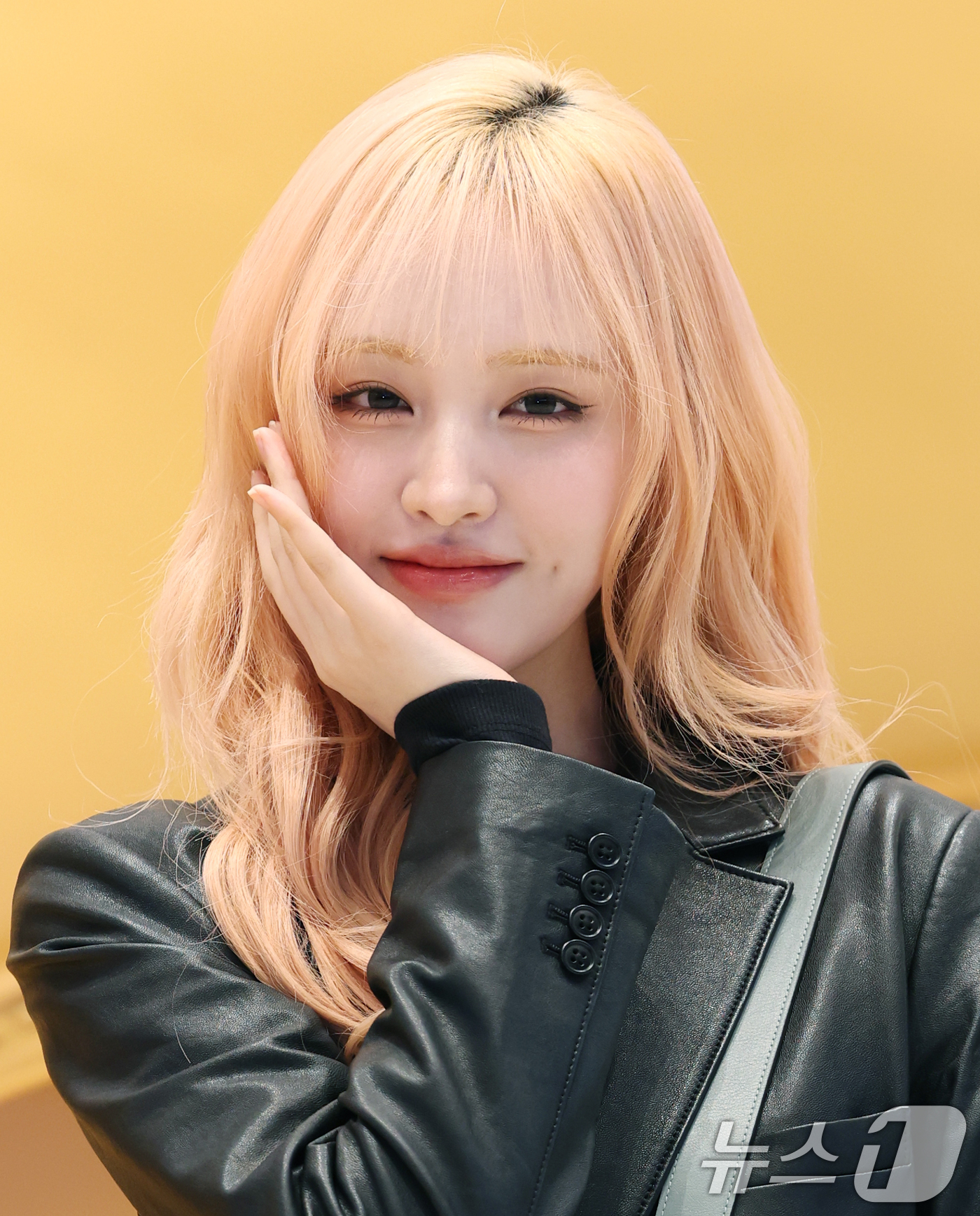 (서울=뉴스1) 권현진 기자 = 그룹 아이브의 리즈가 21일 오전 서울 서초구 신세계백화점 강남점에서 열린 패션 브랜드 코치의 코치 태비샵 팝업스토어 오픈 행사에 참석해 포즈를 취 …