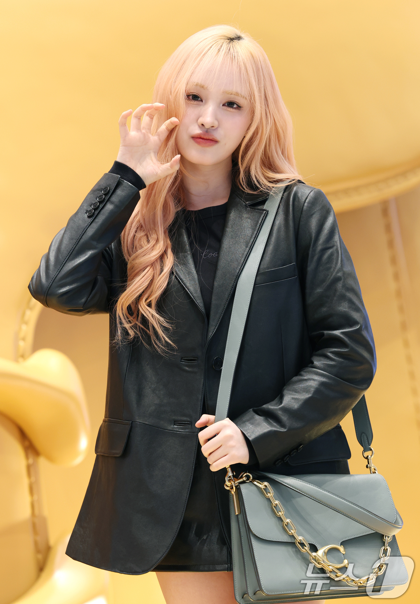 (서울=뉴스1) 권현진 기자 = 그룹 아이브의 리즈가 21일 오전 서울 서초구 신세계백화점 강남점에서 열린 패션 브랜드 코치의 코치 태비샵 팝업스토어 오픈 행사에 참석해 포즈를 취 …