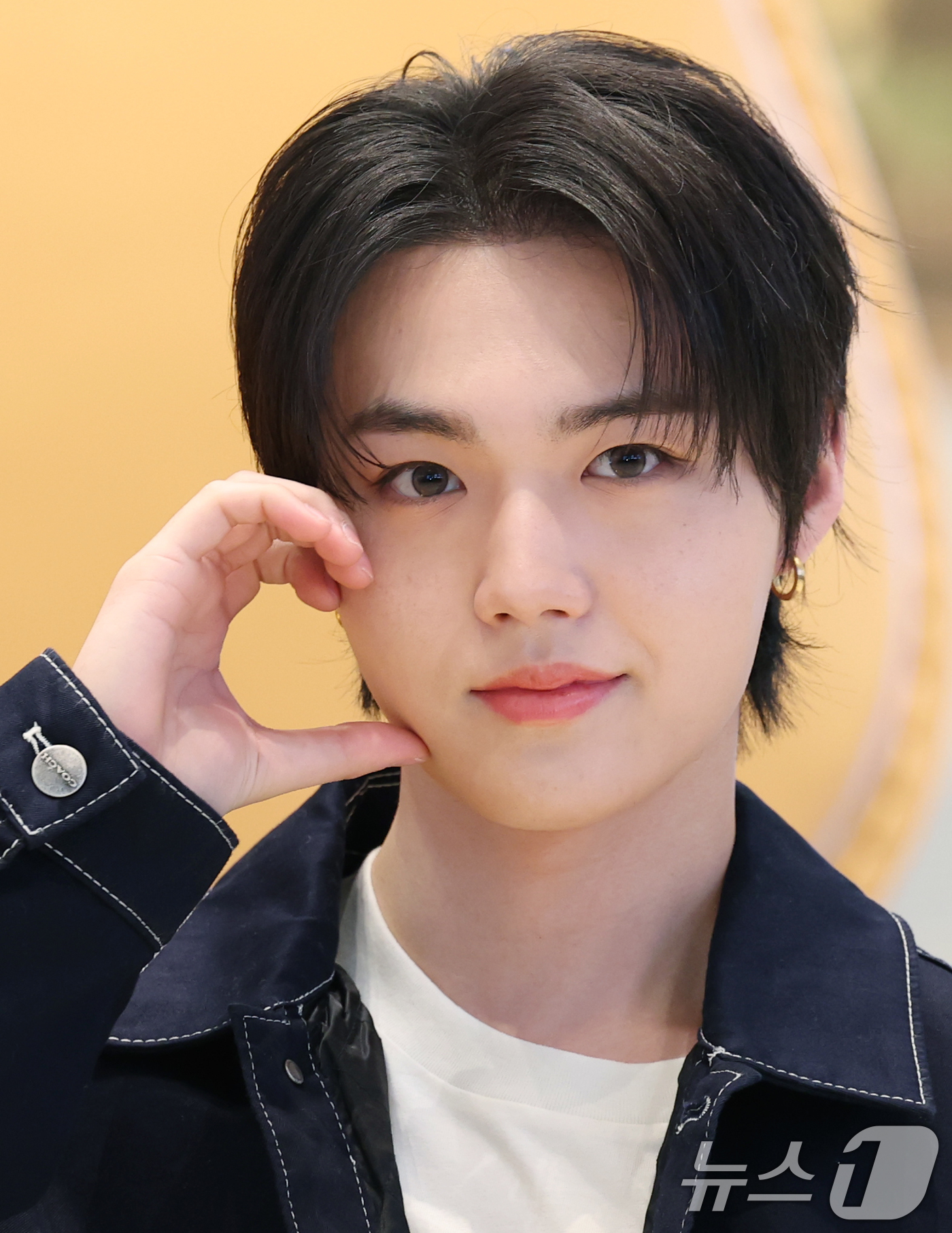 (서울=뉴스1) 권현진 기자 = 그룹 트레저의 도영이 21일 오전 서울 서초구 신세계백화점 강남점에서 열린 패션 브랜드 코치의 코치 태비샵 팝업스토어 오픈 행사에 참석해 포즈를 취 …