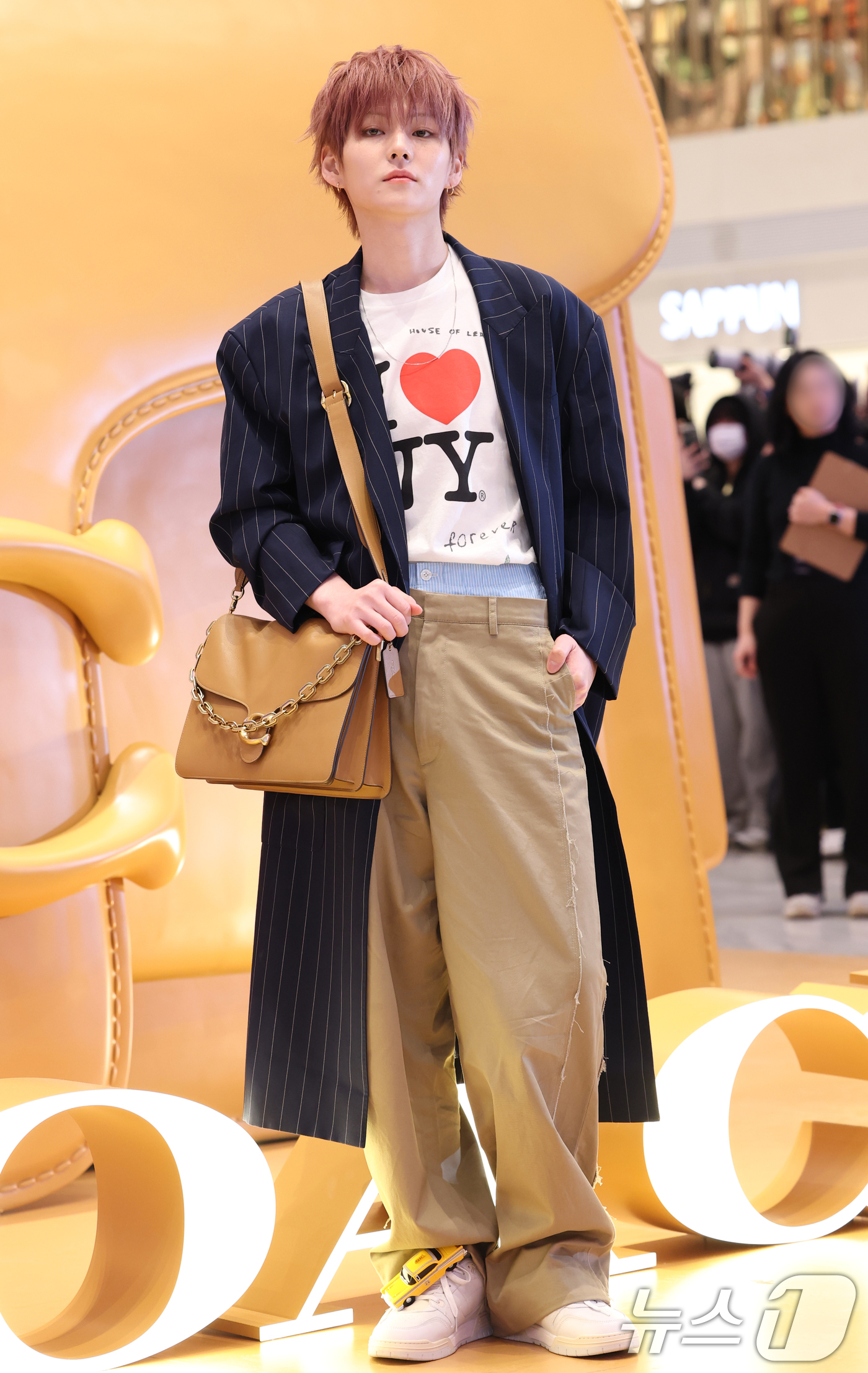 (서울=뉴스1) 권현진 기자 = 그룹 트레저의 요시가 21일 오전 서울 서초구 신세계백화점 강남점에서 열린 패션 브랜드 코치의 코치 태비샵 팝업스토어 오픈 행사에 참석해 포즈를 취 …