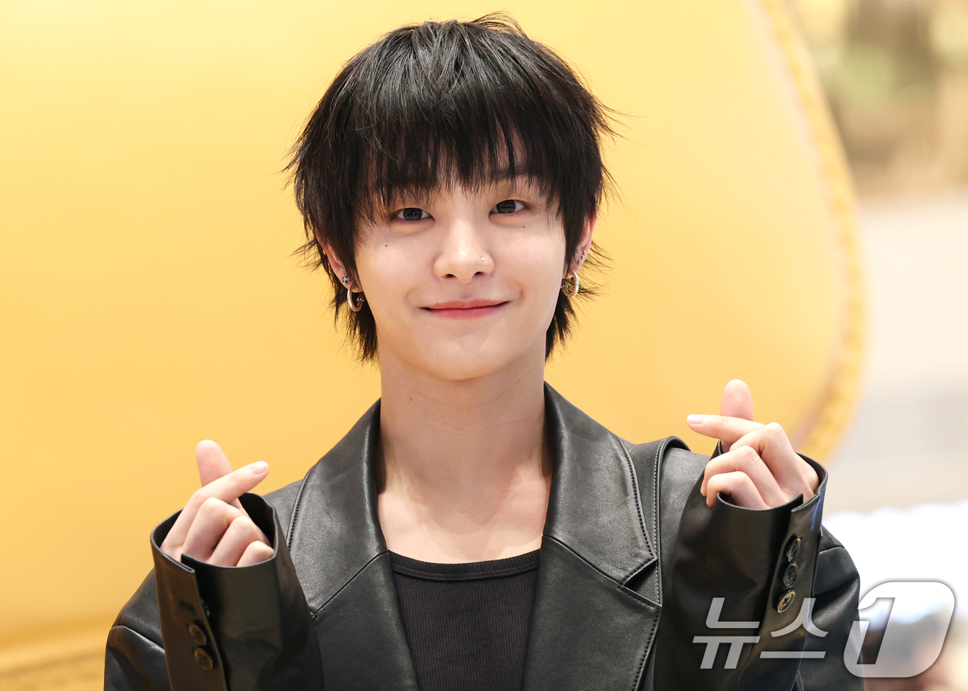 (서울=뉴스1) 권현진 기자 = 그룹 트레저의 지훈이 21일 오전 서울 서초구 신세계백화점 강남점에서 열린 패션 브랜드 코치의 코치 태비샵 팝업스토어 오픈 행사에 참석해 포즈를 취 …