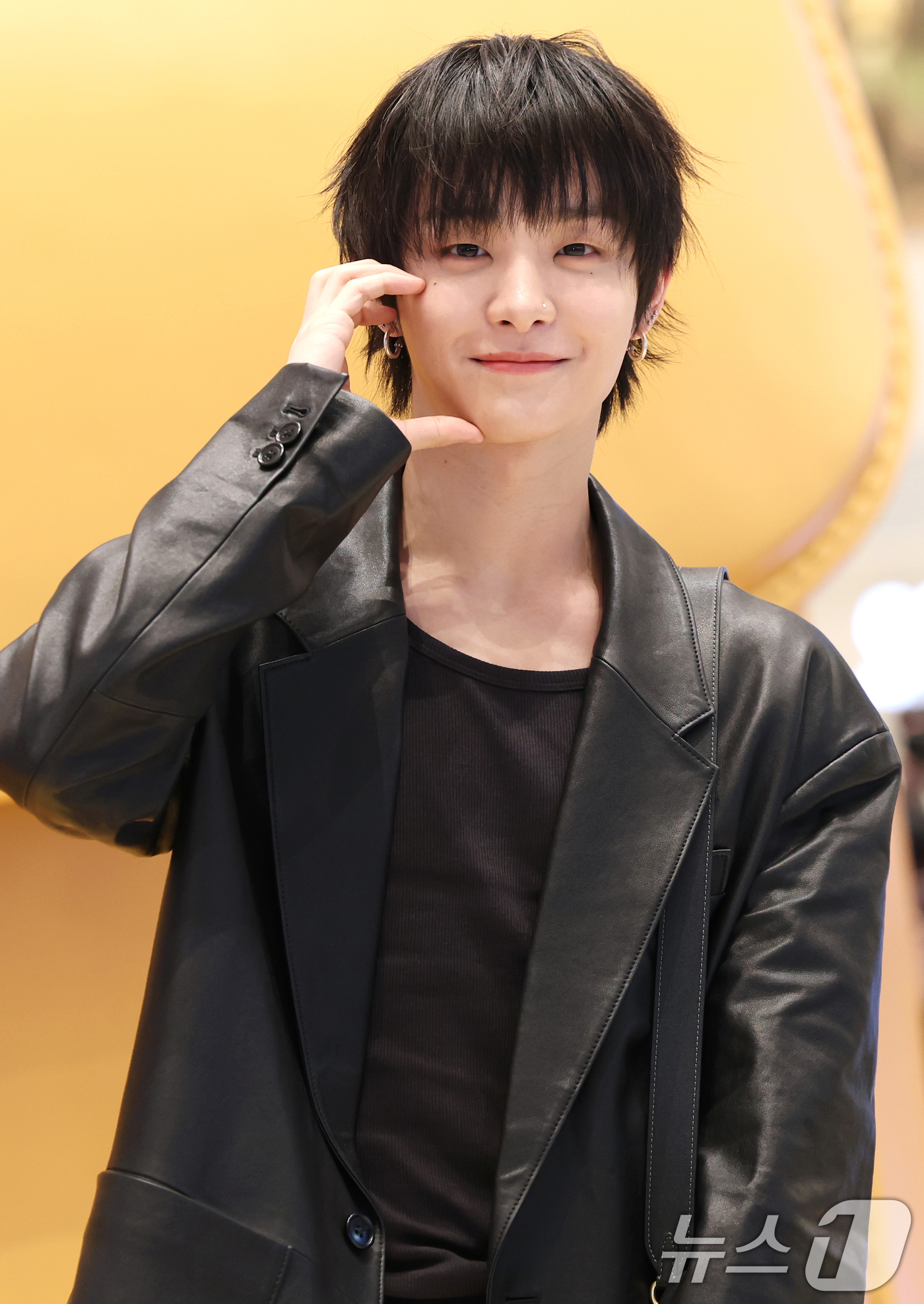 (서울=뉴스1) 권현진 기자 = 그룹 트레저의 지훈이 21일 오전 서울 서초구 신세계백화점 강남점에서 열린 패션 브랜드 코치의 코치 태비샵 팝업스토어 오픈 행사에 참석해 포즈를 취 …