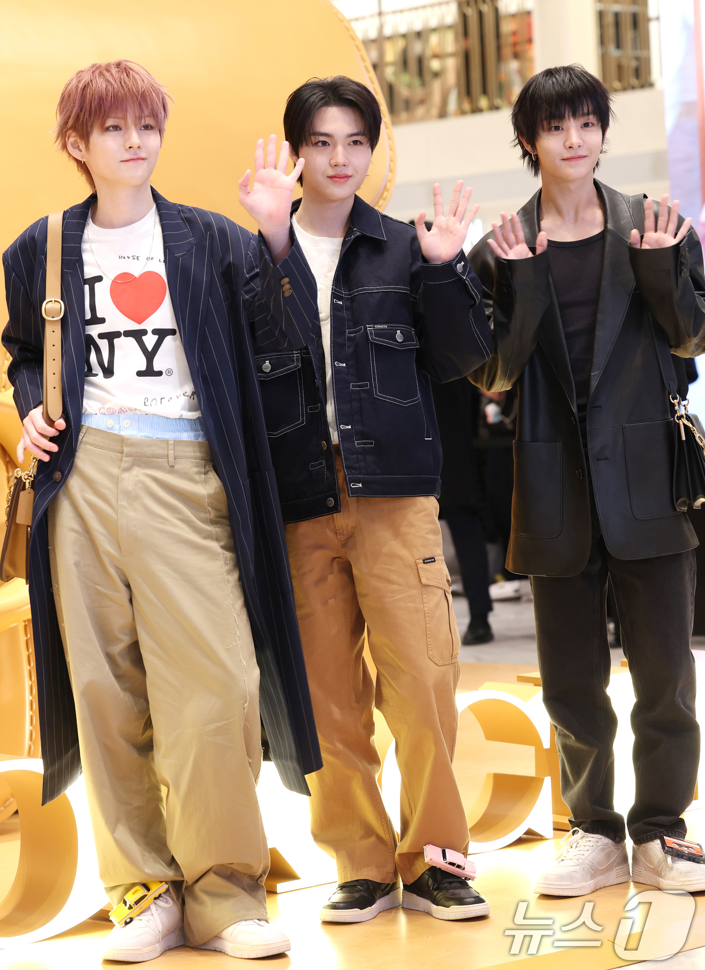 (서울=뉴스1) 권현진 기자 = 그룹 트레저의 요시(왼쪽부터)와 도영, 지훈이 21일 오전 서울 서초구 신세계백화점 강남점에서 열린 패션 브랜드 코치의 코치 태비샵 팝업스토어 오픈 …