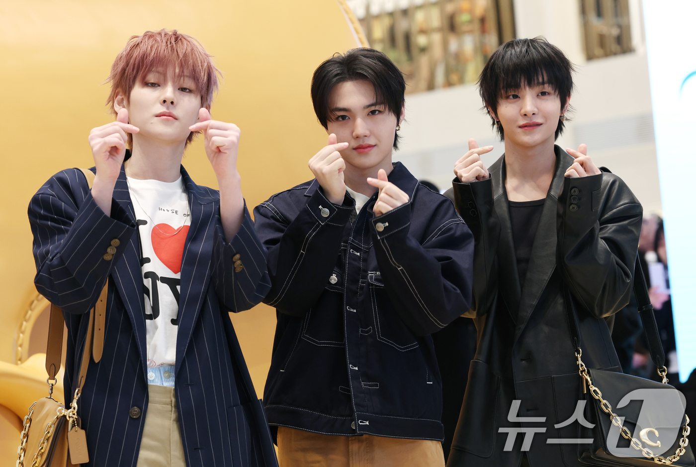 (서울=뉴스1) 권현진 기자 = 그룹 트레저의 요시(왼쪽부터)와 도영, 지훈이 21일 오전 서울 서초구 신세계백화점 강남점에서 열린 패션 브랜드 코치의 코치 태비샵 팝업스토어 오픈 …