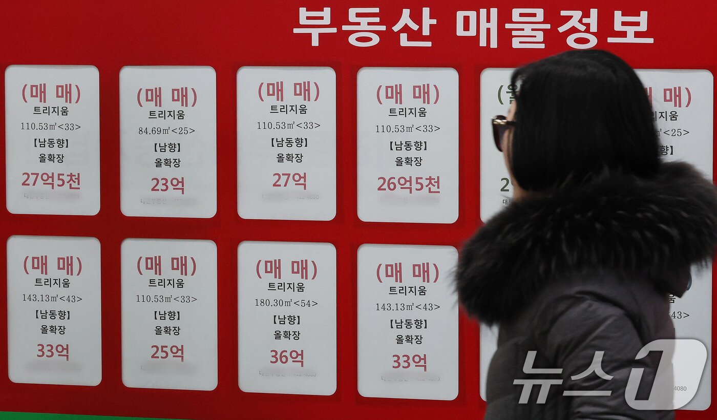 본문 이미지 - 21일 서울 송파구 한 부동산중개업소에 잠실 아파트단지 매물이 걸려있다. 서울시가 지난주 토지거래허가구역 해제를 발표함에 따라 서울 강남의 소위 '잠·삼·대·청'(잠실·삼성동·대치동·청담동) 아파트 매매가격 상승폭이 커졌다. 2025.2.21/뉴스1 ⓒ News1 박세연 기자