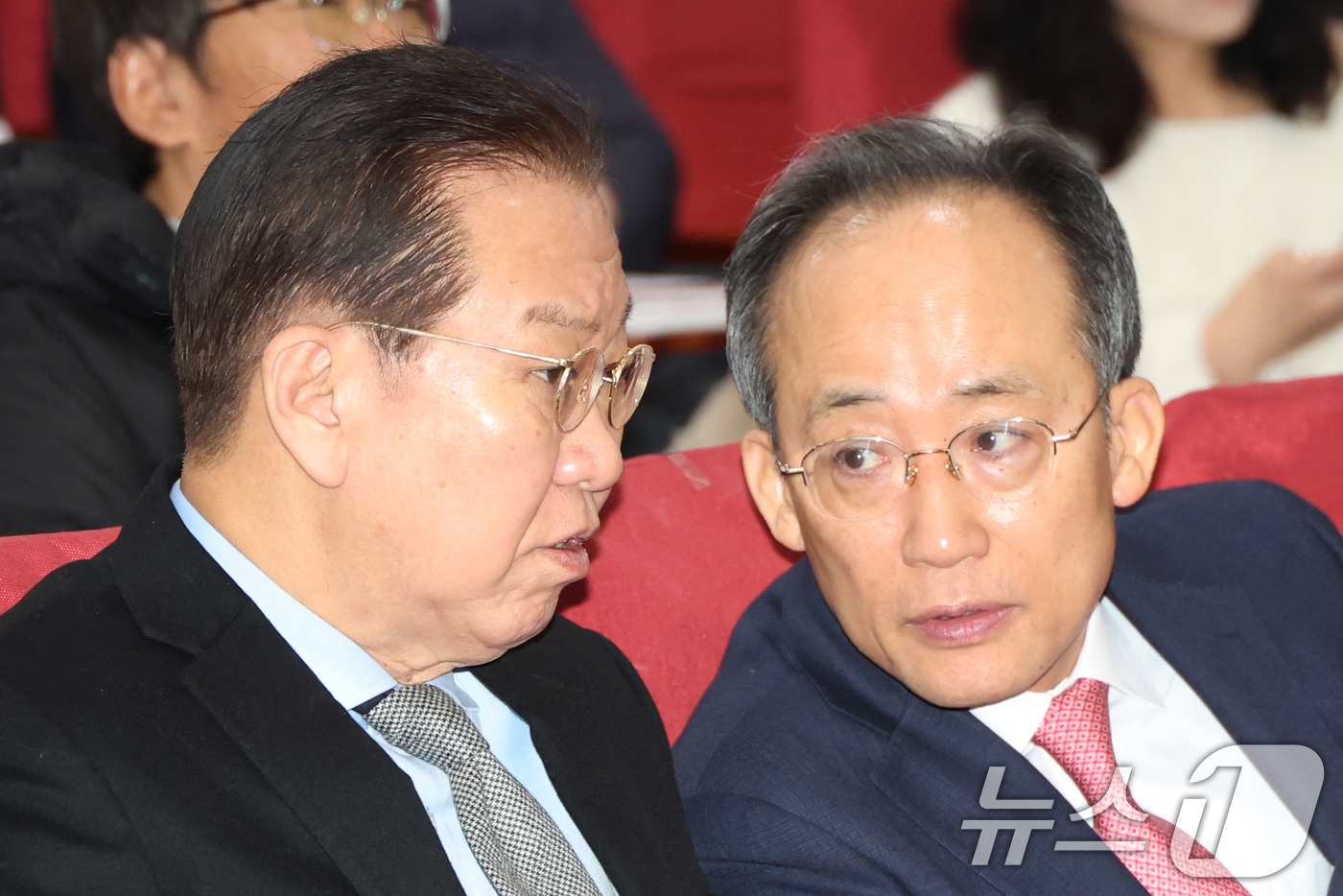 (서울=뉴스1) 이광호 기자 = 권영세 국민의힘 비상대책위원장과 추경호 전 원내대표가 21일 오전 서울 여의도 국회 의원회관에서 열린 대안교육기관 발전을 위한 토론회에 참석해 대화 …
