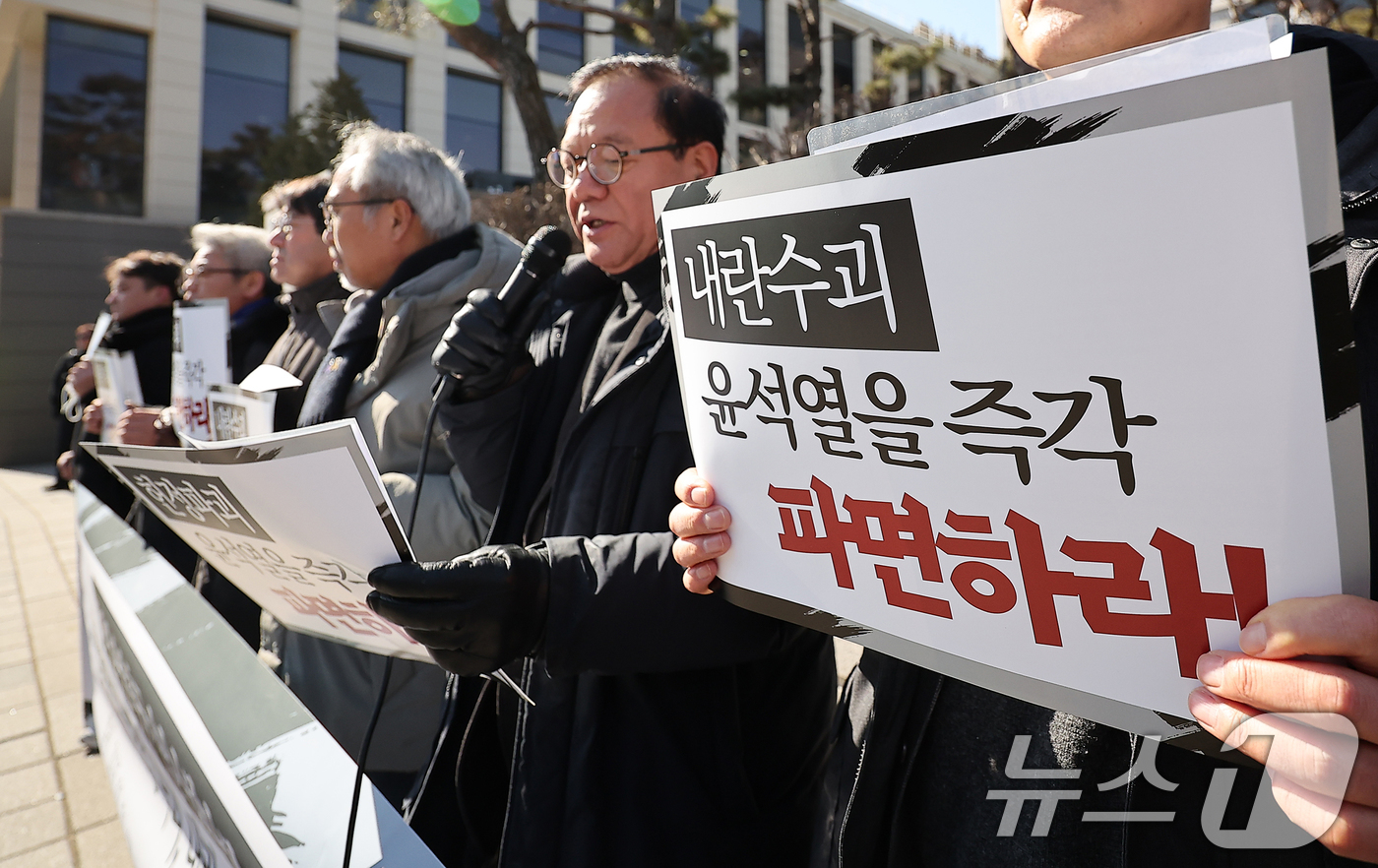 (서울=뉴스1) 김진환 기자 = 시민사회단체연대회의가 21일 서울 종로구 헌법재판소 앞에서 윤석열 파면 촉구 기자회견을 하고 있다. 2025.2.21/뉴스1