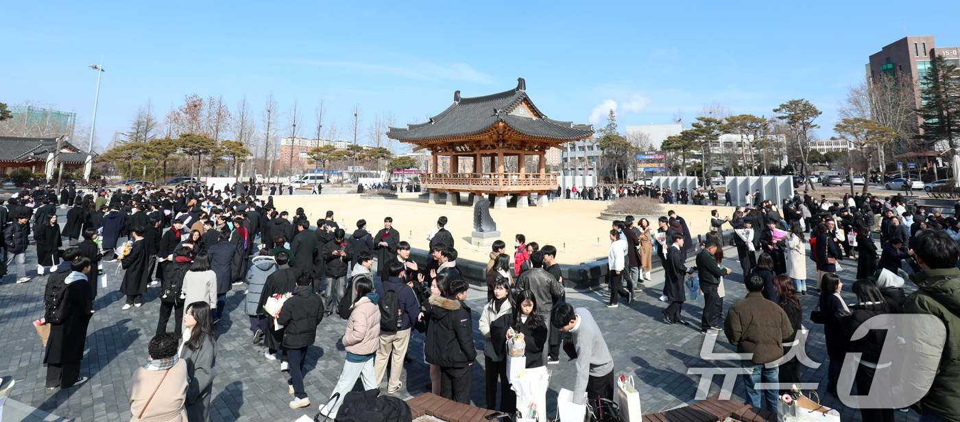 (전주=뉴스1) 유경석 기자 = 전북대학교 2024학년도 전기 학위수여식이 열린 21일 전북자치도 전주시 전북대 문회루가 기념사진을 찍기 위해 몰린 졸업생과 가족들로 북적이고 있다 …