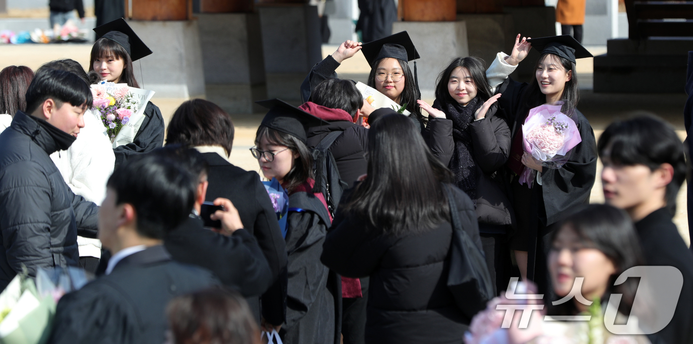 (전주=뉴스1) 유경석 기자 = 전북대학교 2024학년도 전기 학위수여식이 열린 21일 전북자치도 전주시 전북대 문회루에서 졸업생들이 친구들과 기념사진을 찍고 있다. 2025.2. …